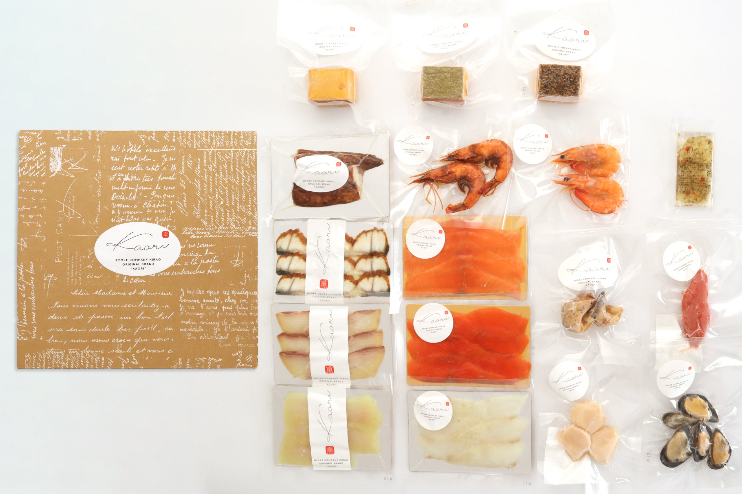 Kaoriの燻製品16種：紅鮭、キング、真鯛、かんぱち、帆立、カジキ、うなぎ、さば、真つぶ貝、明太子、ムール貝、天使の海老（冷燻製・温燻製）、スモークチーズ（プレーン・山椒味・七味唐辛子味）
