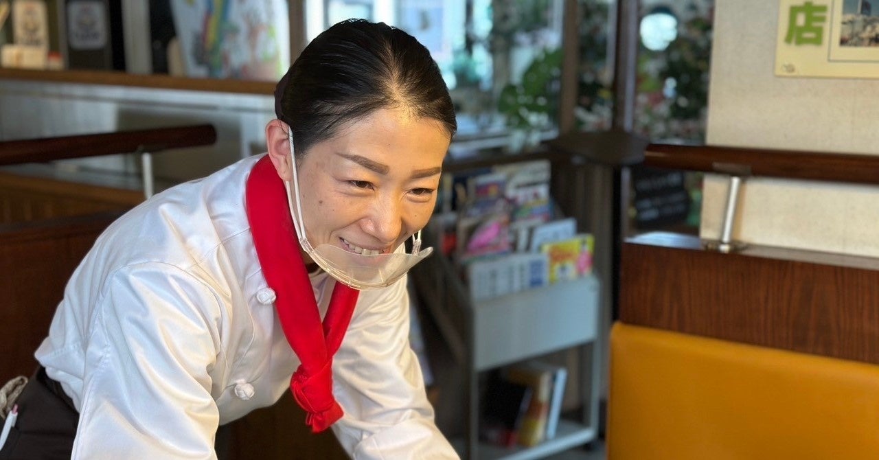 「シャキシャキ春巻き」を注文すると、シャンイエさんがテーブルまで運んでお客さまにご挨拶。 まさに名刺代わりの新メニュー