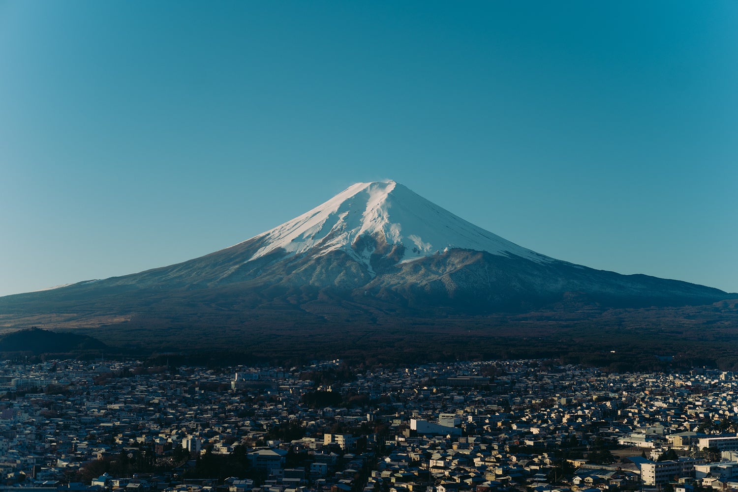 富士吉田の街と富士山