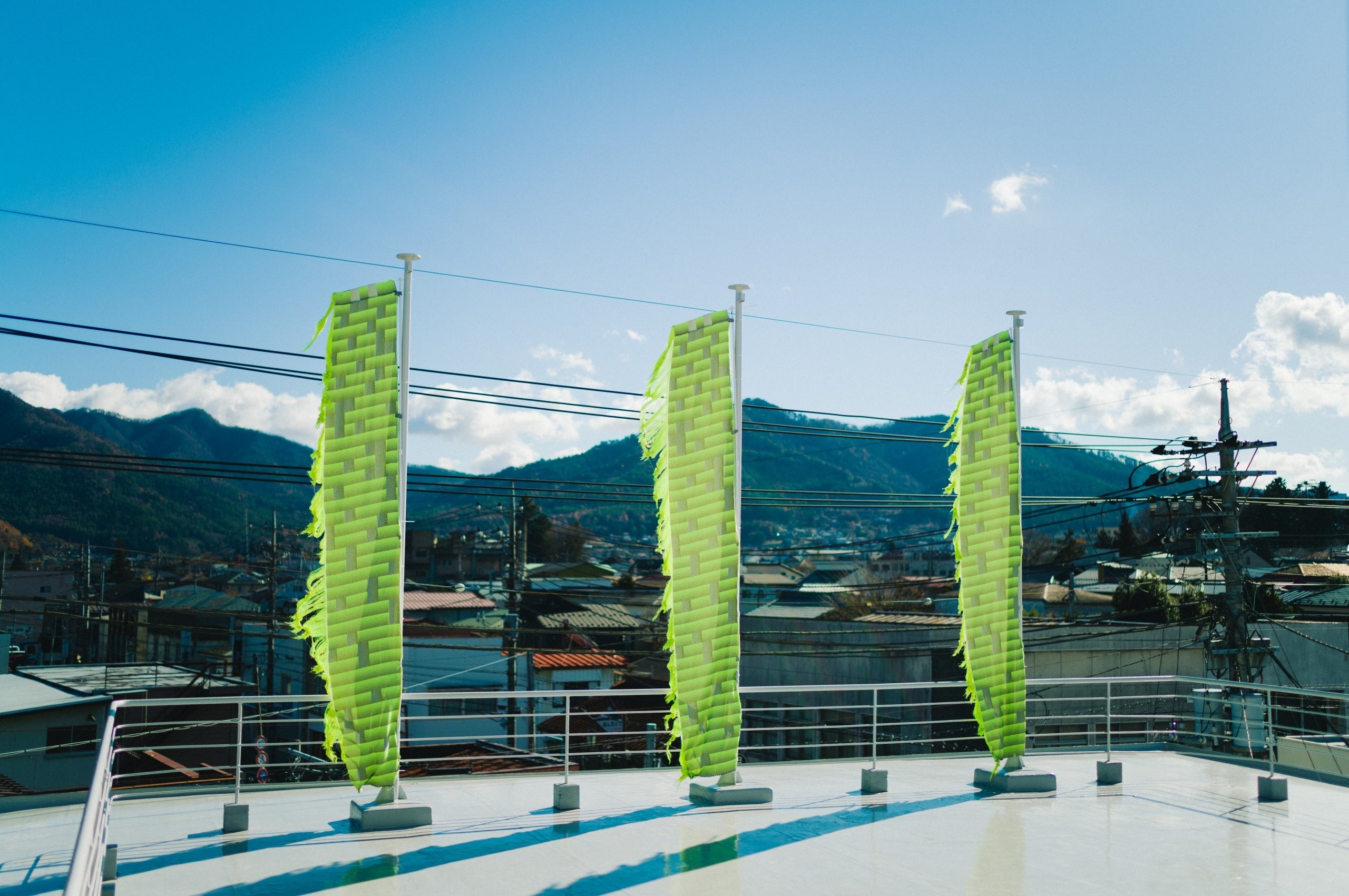 建物の屋上から富士吉田の街をながめる
