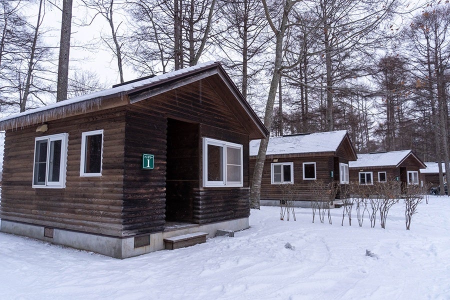 バンガロー(写真)前でのテント泊もOK