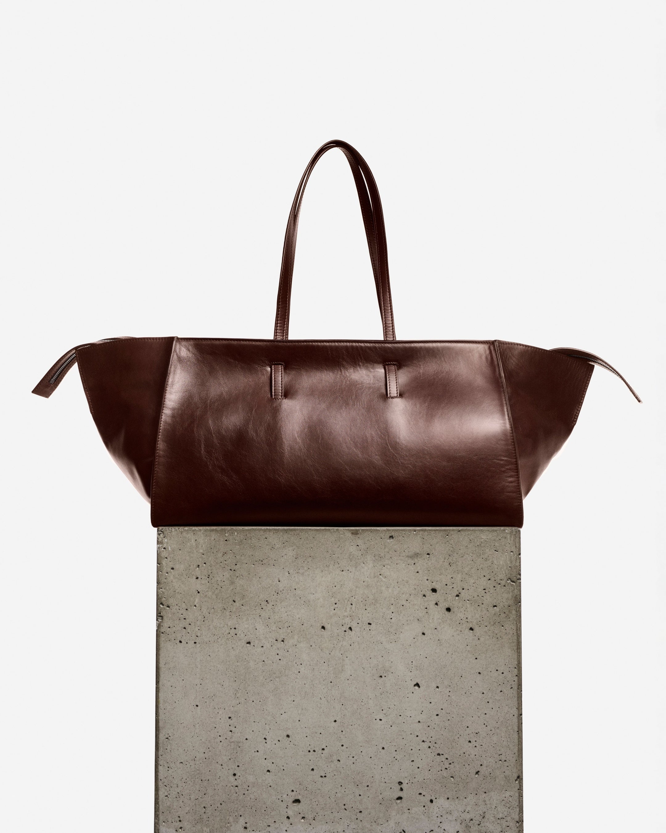 COS、新作バッグ「MONUMENT TOTE」を発表