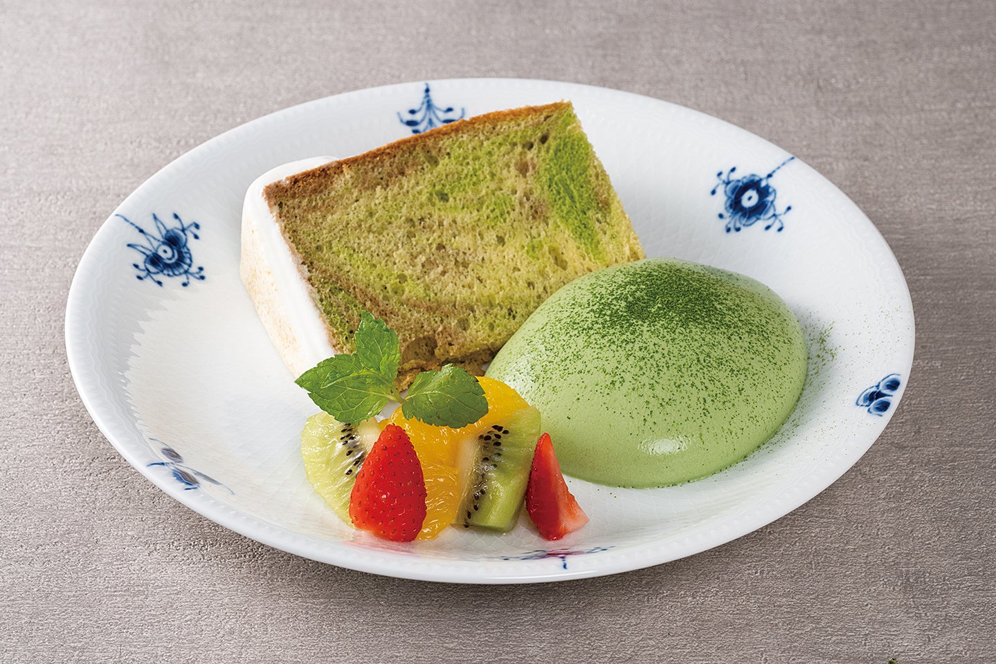 自慢のマーブルシフォンケーキ 抹茶Frothy Creamを添えて　ドリンク付 1,680円(税込)