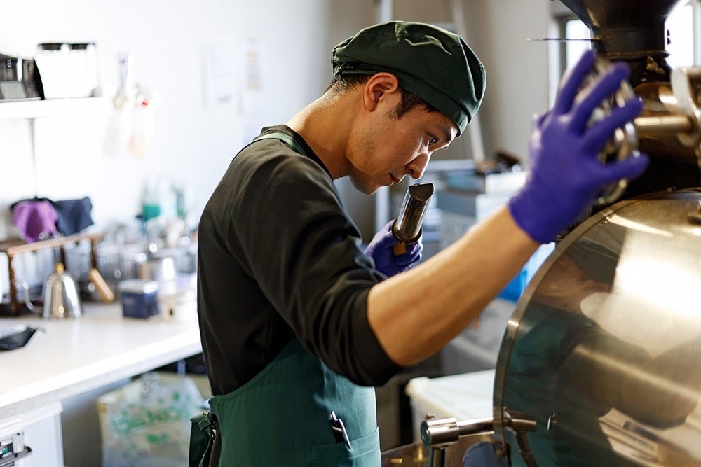 椿屋ロースターでの焙煎(千田サイフォニスト)