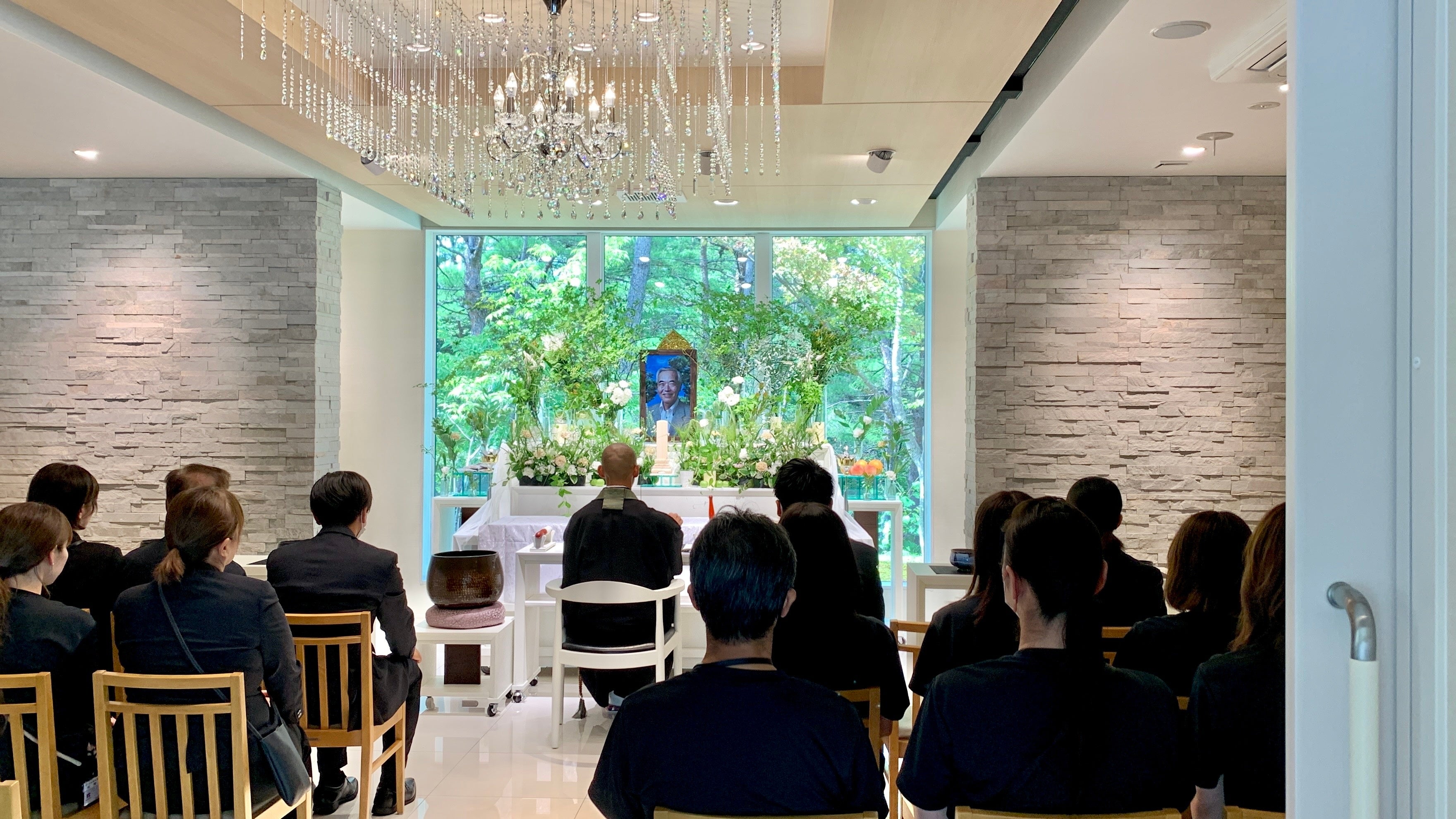 2023年8月1日に社員に向け実施された模擬葬儀の様子。会場内は外の樹木を活かした開放感あるつくりになっている