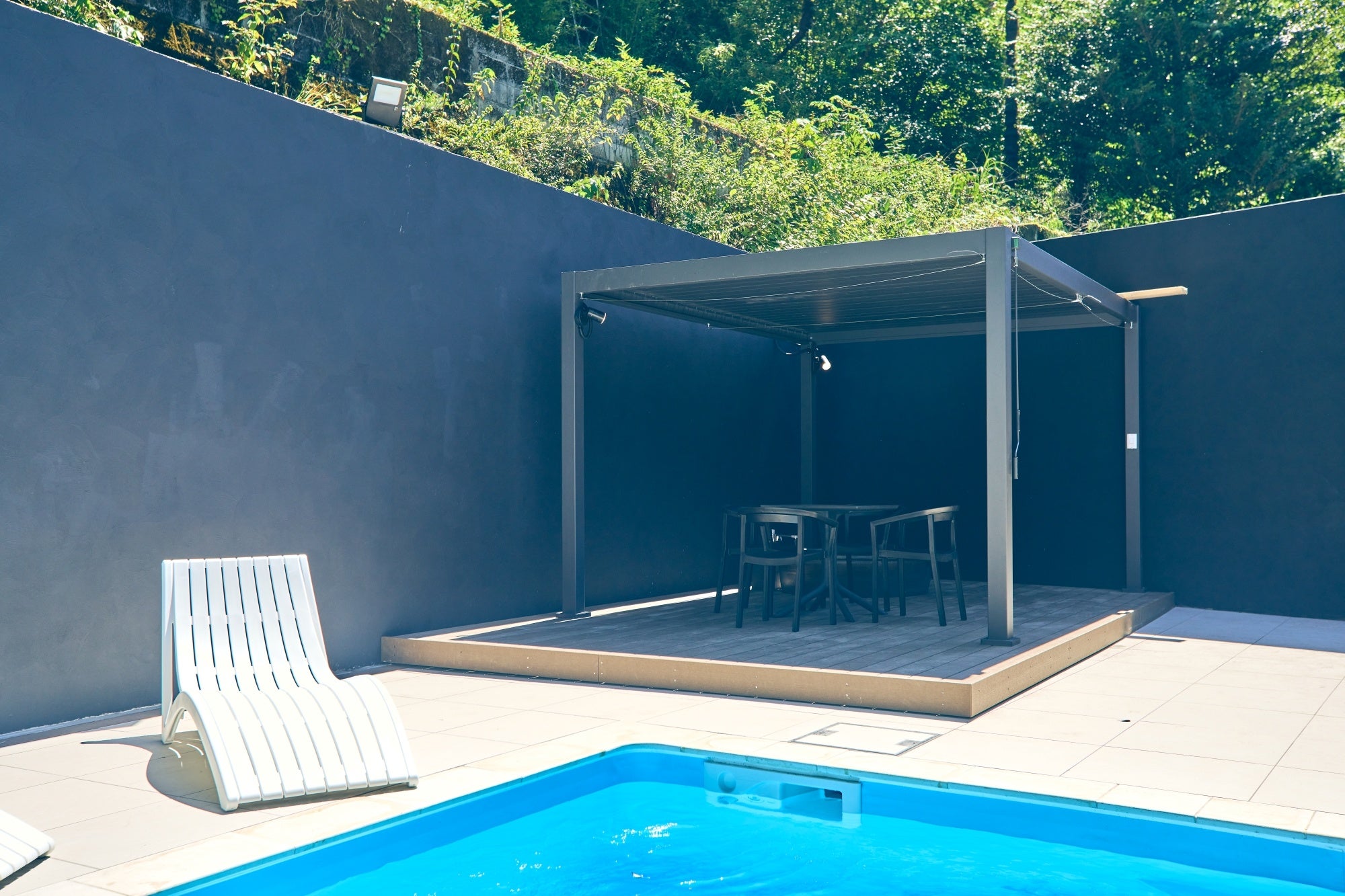 高い塀兵で囲まれた空間