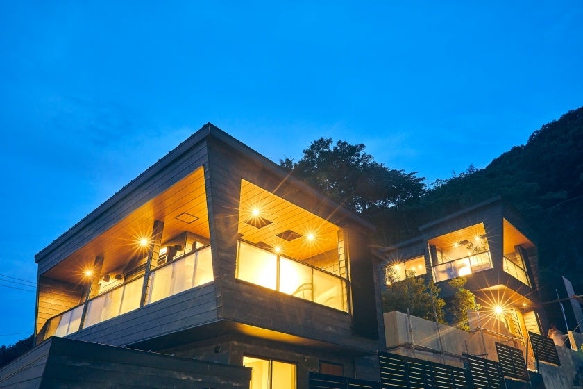 箱根の景観に溶け込むシックなヴィラ