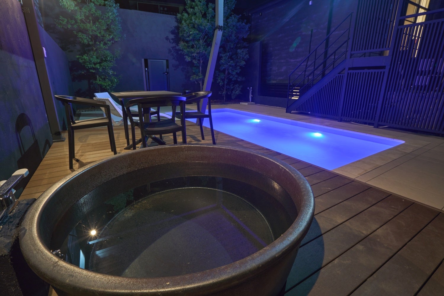 プールで冷えた体を温める露天風呂