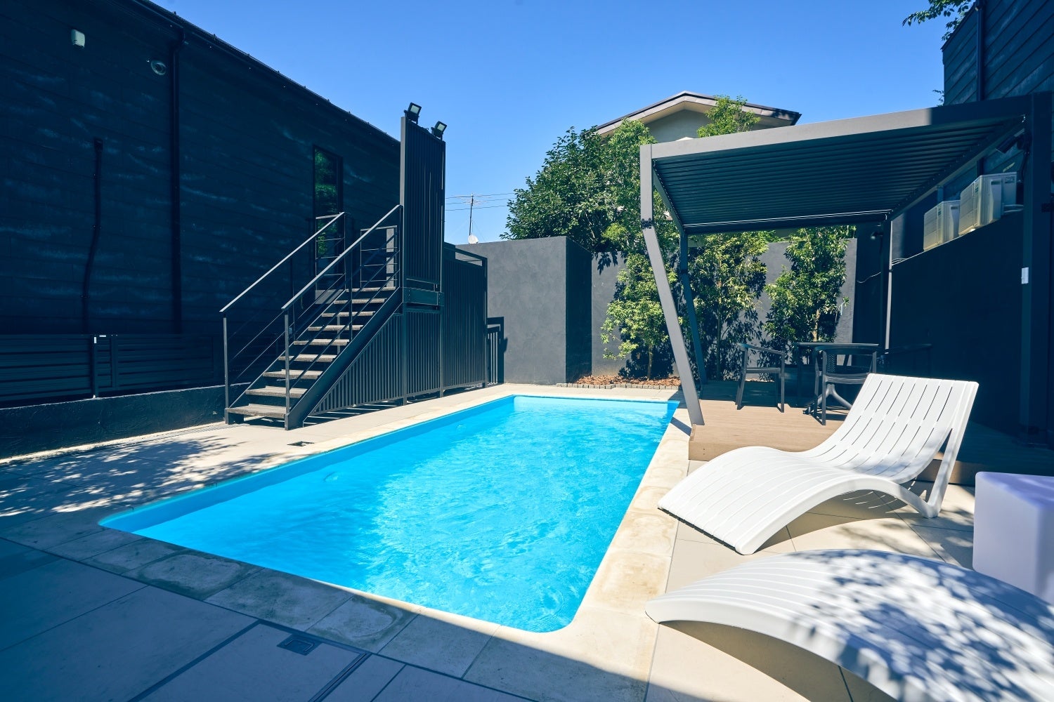 箱根エリアでは珍しい屋外プール。温水で長く利用可能