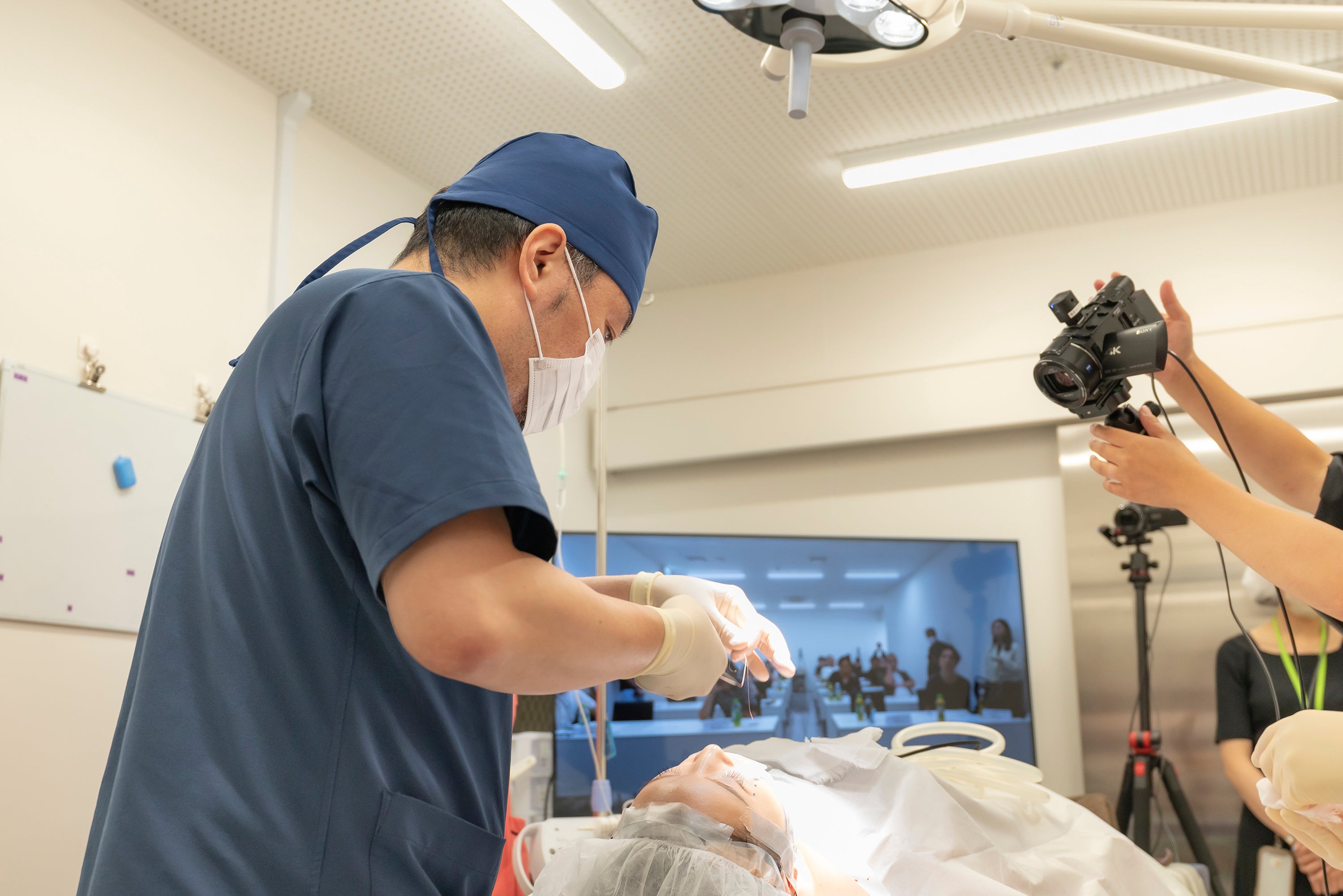 モニターを通して実施された手術見学