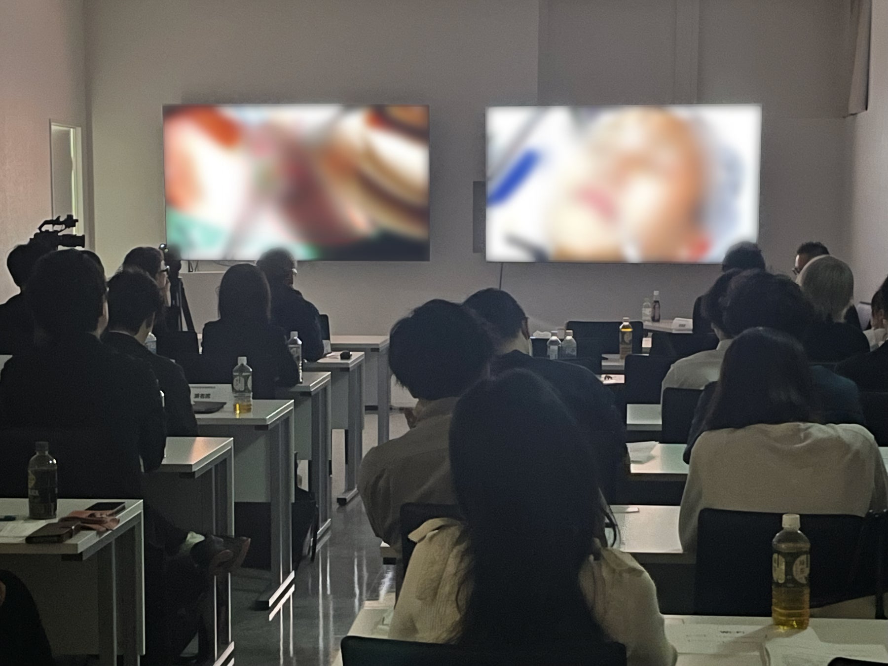 モニターを通して実施されたライブ手術見学の様子
