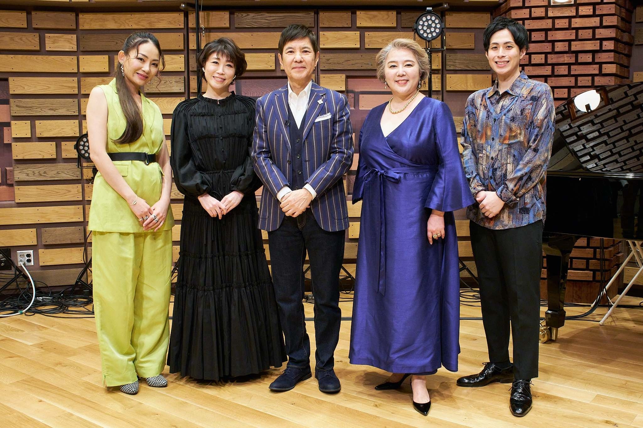 左から）宮本美季、水森かおり、関根勤、麻倉未稀、林部智史 ©️日活・チャンネルNECO 