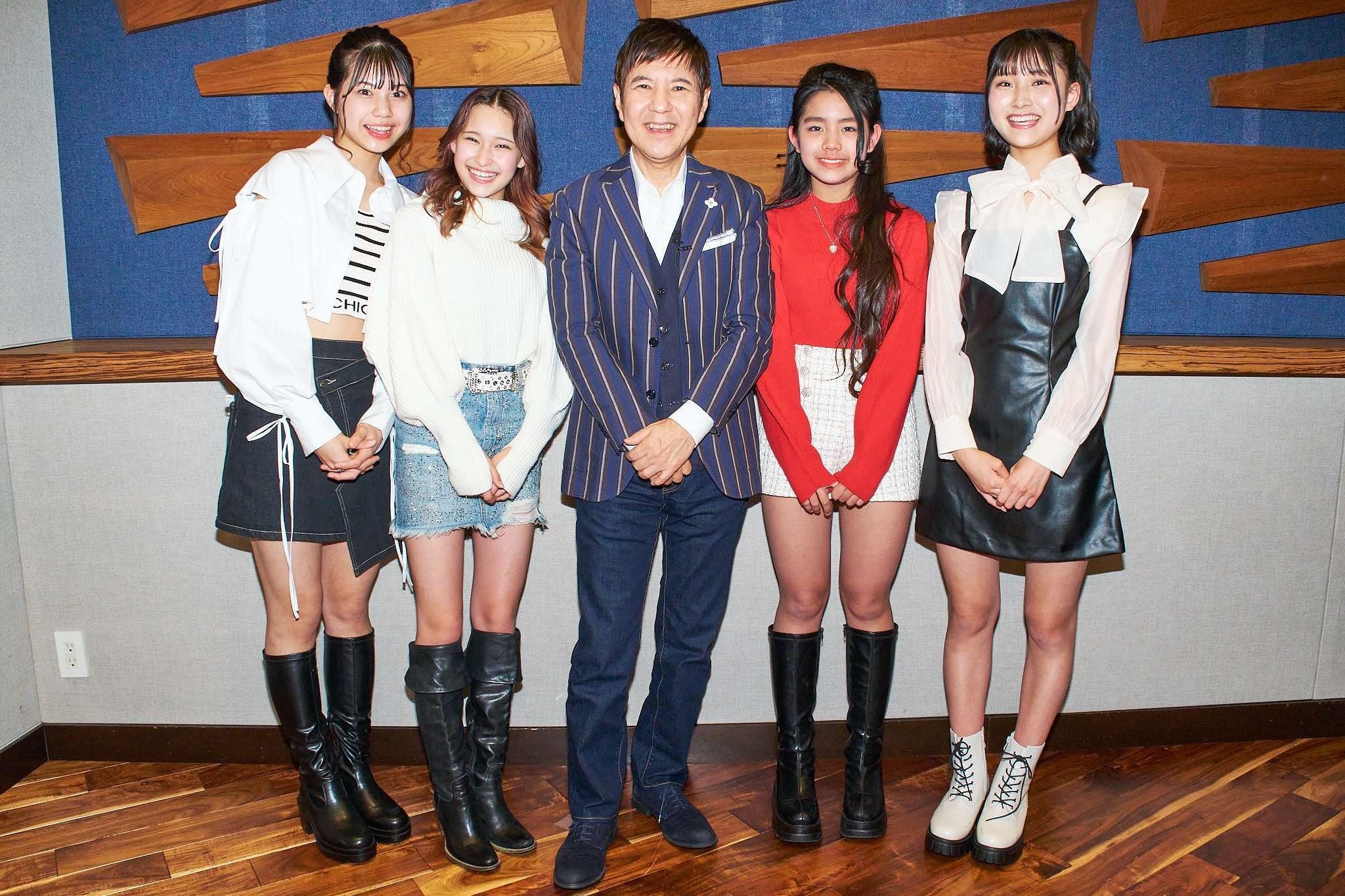 （左から）岩﨑ひなの、熊本エミ、関根勤、島津心美、加藤礼愛　©️日活・チャンネルNECO