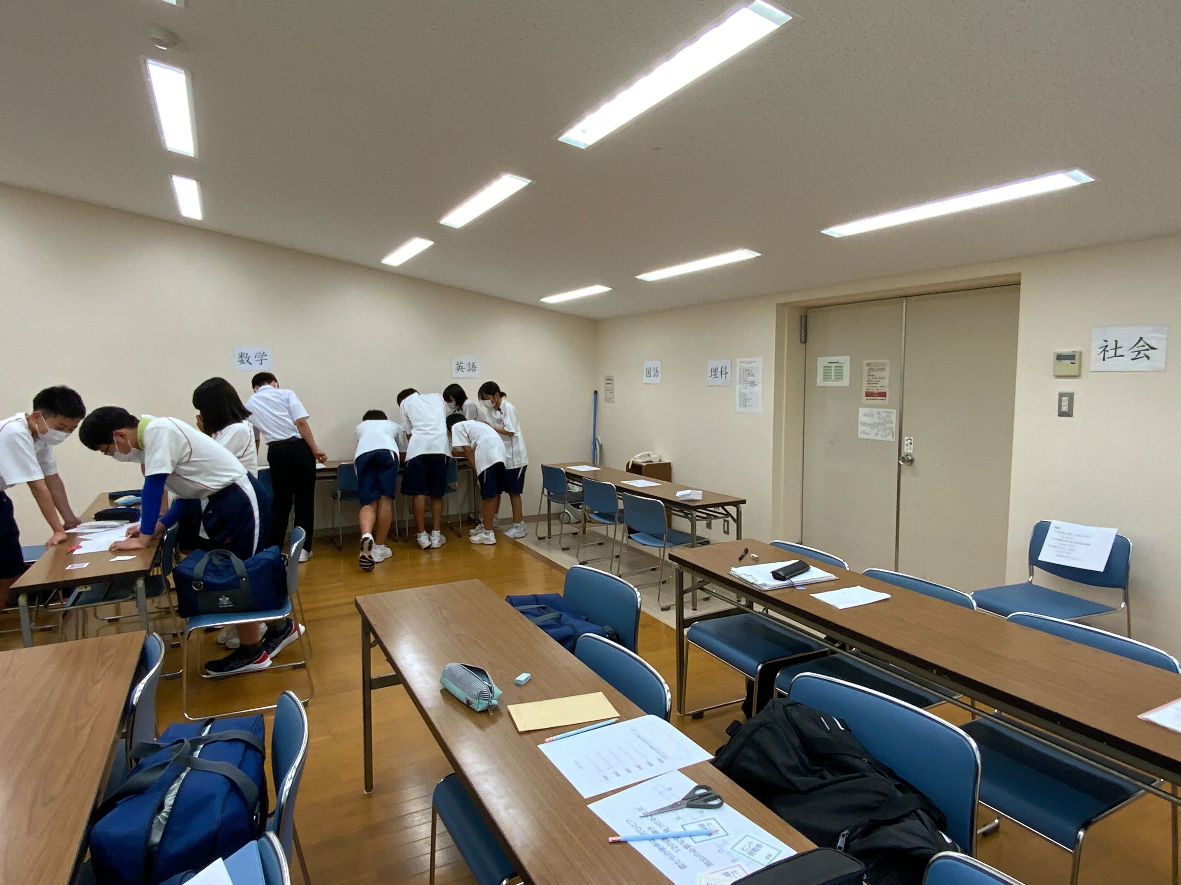 「脱出ゲーム」の問題に取り組む様子。