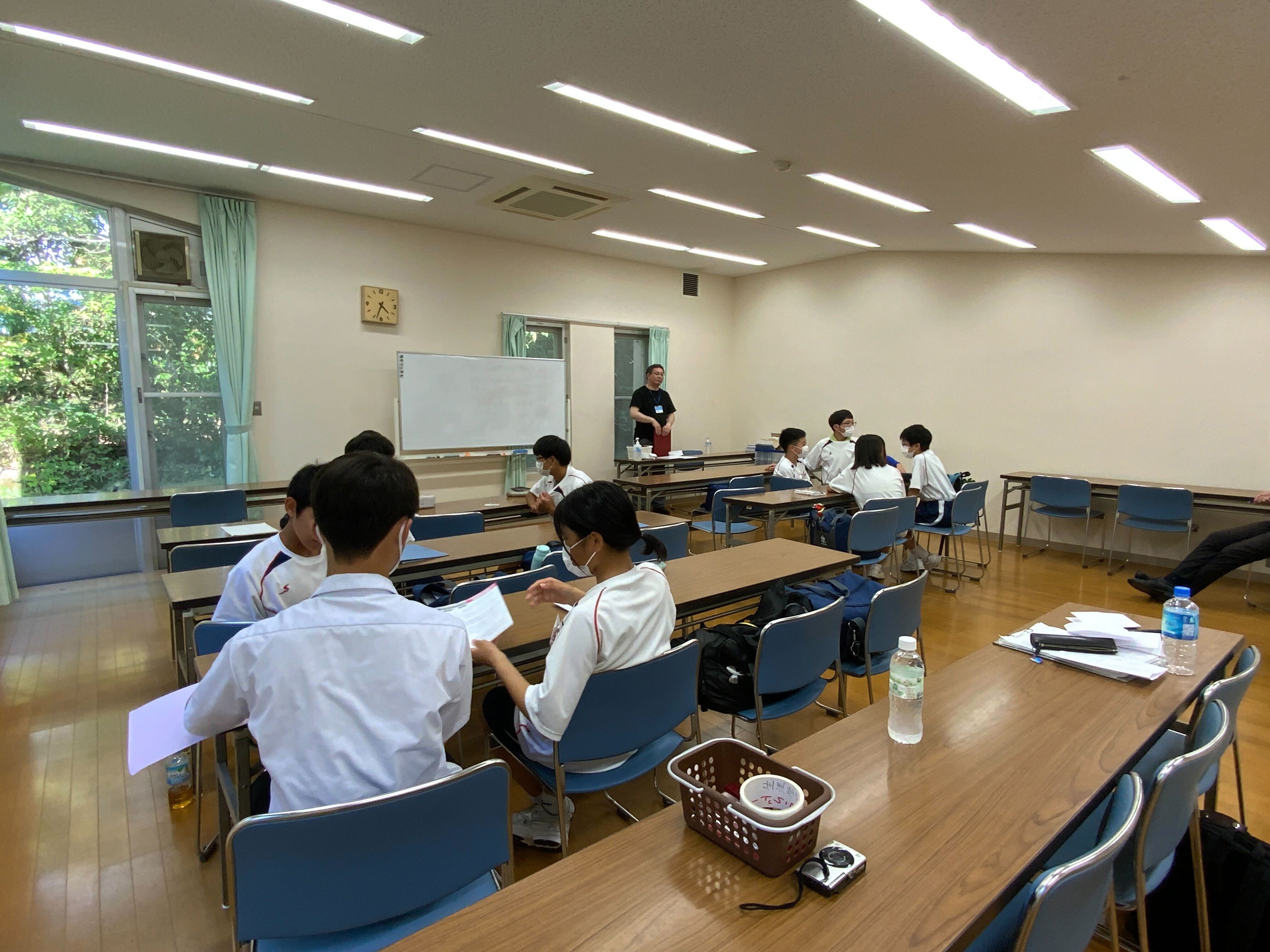 「先生への挑戦状」先生に出題する問題をチームで考える。