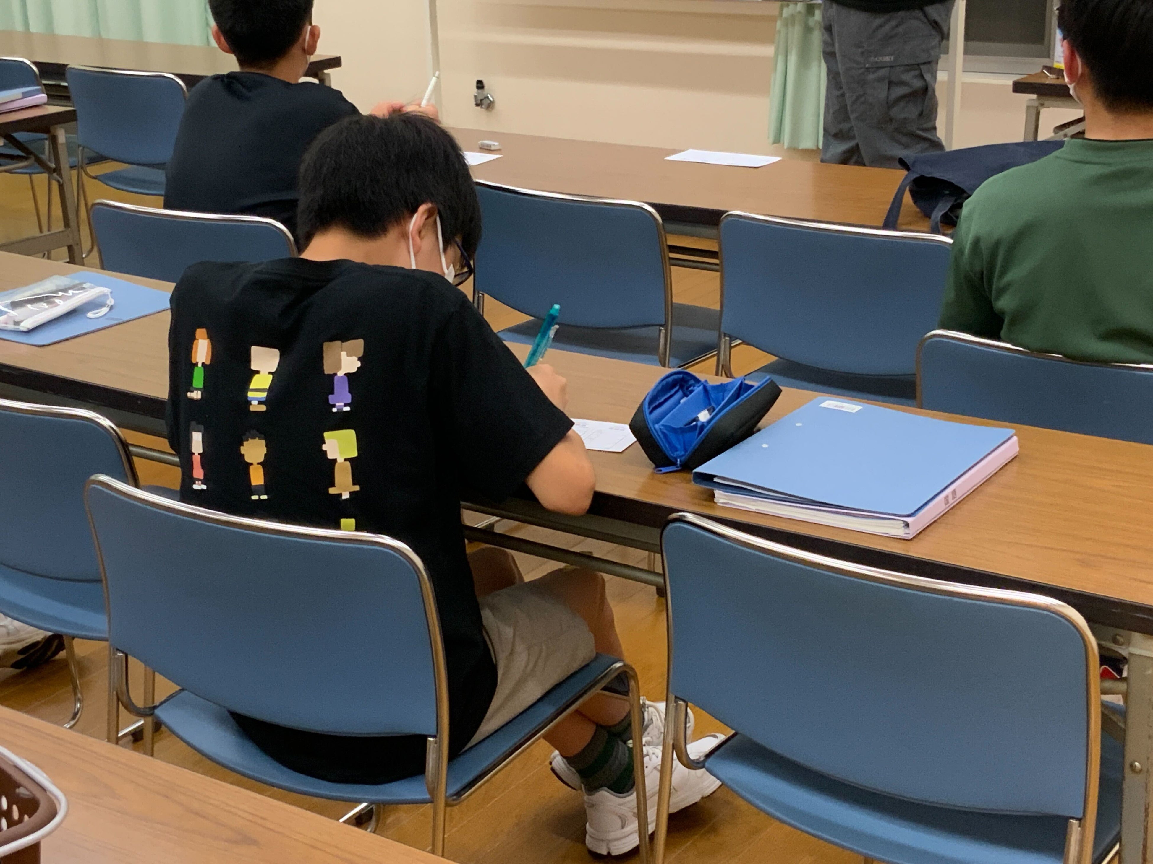 受験票を記入する生徒。