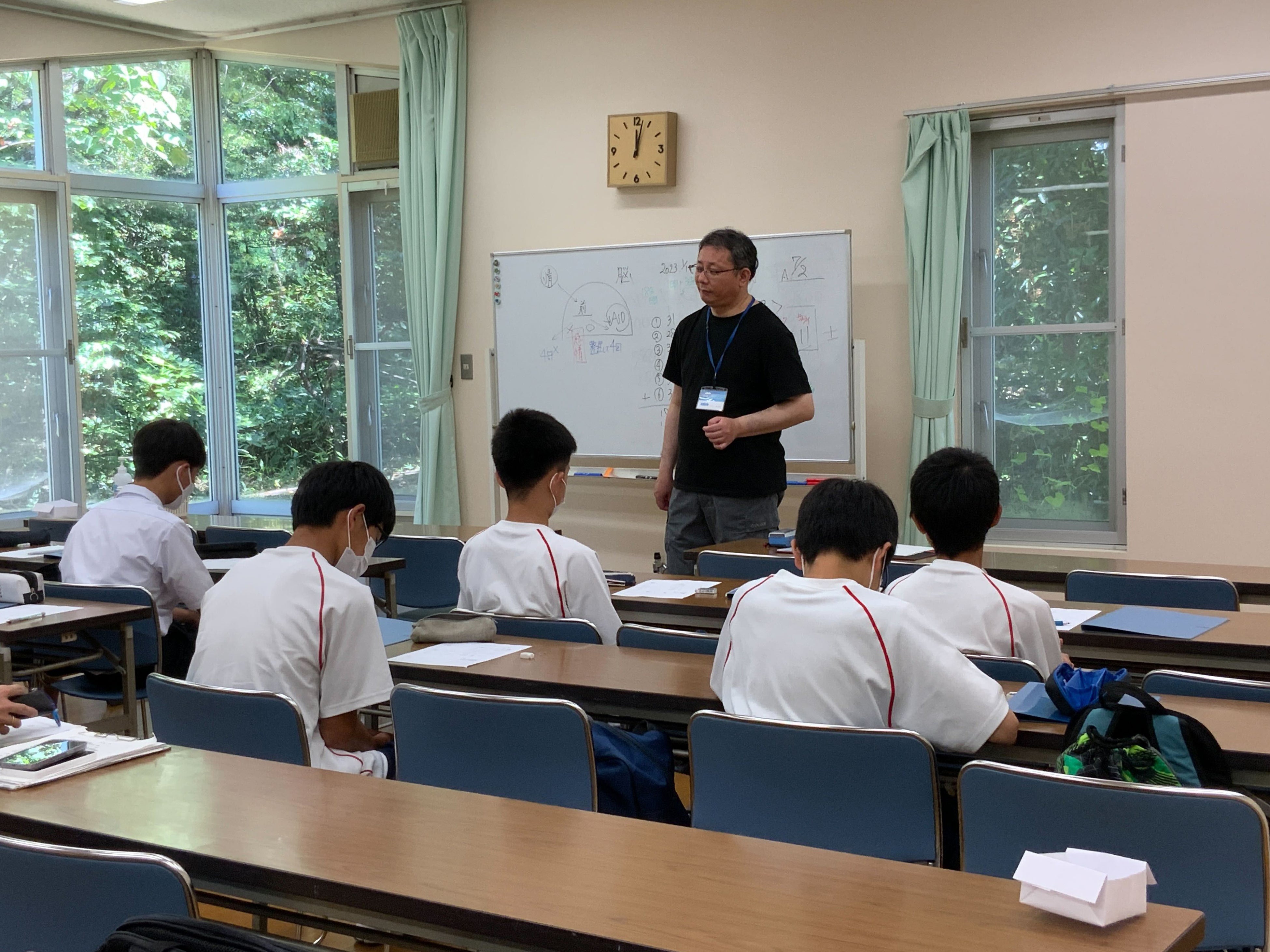 脳が記憶するメカニズムに則って復習を重ねる方が、学習効果が高いことを伝える。