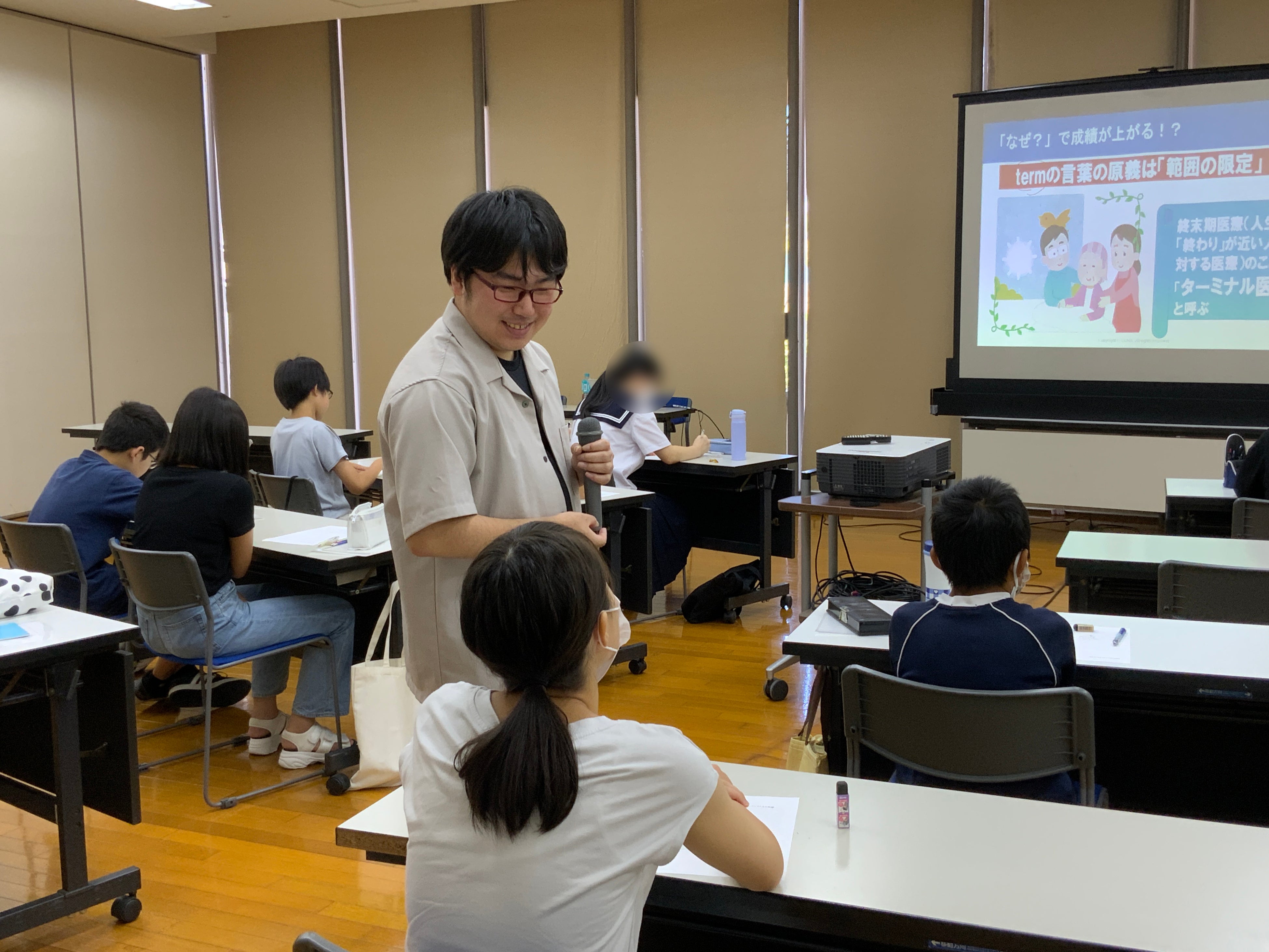 ▲生徒に意見を聞く西岡壱誠先生