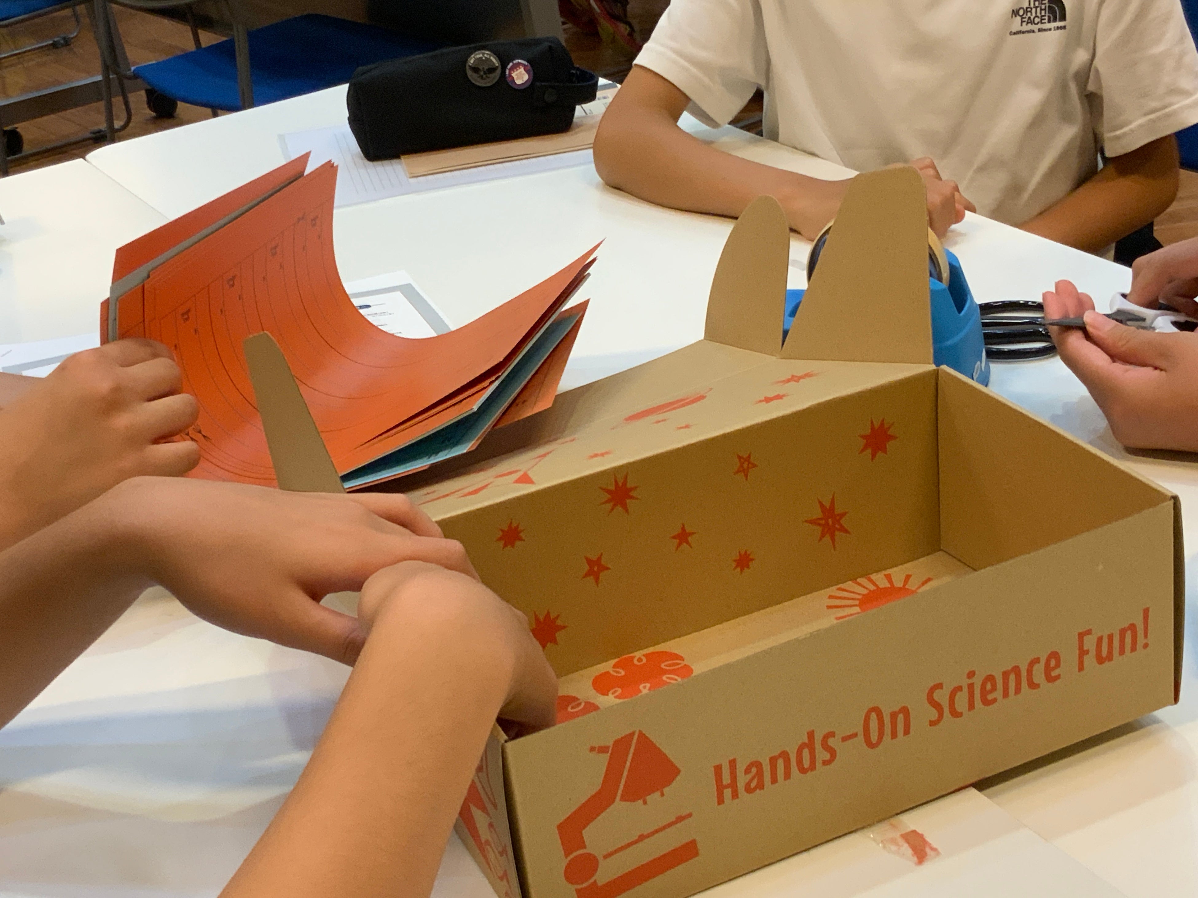 ▲紙でジェットコースターを作るための材料