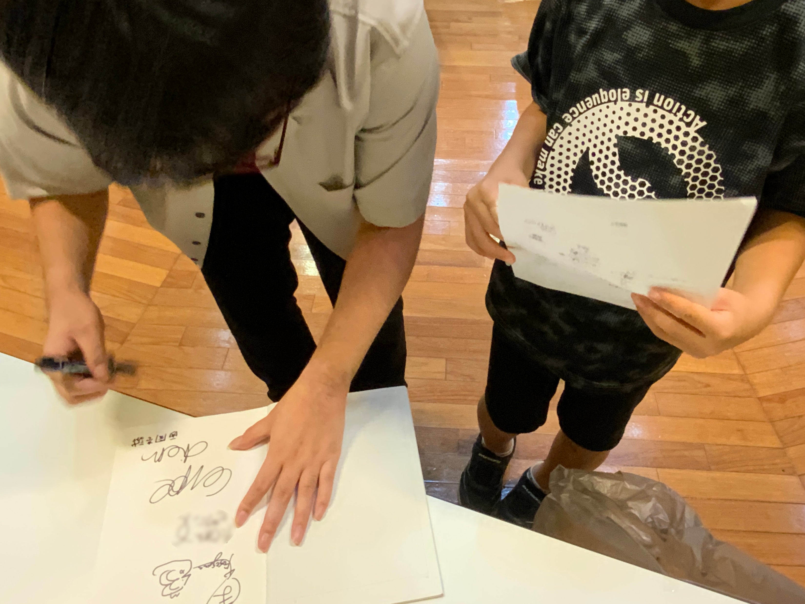 ▲小学生からサインを求められる東大生
