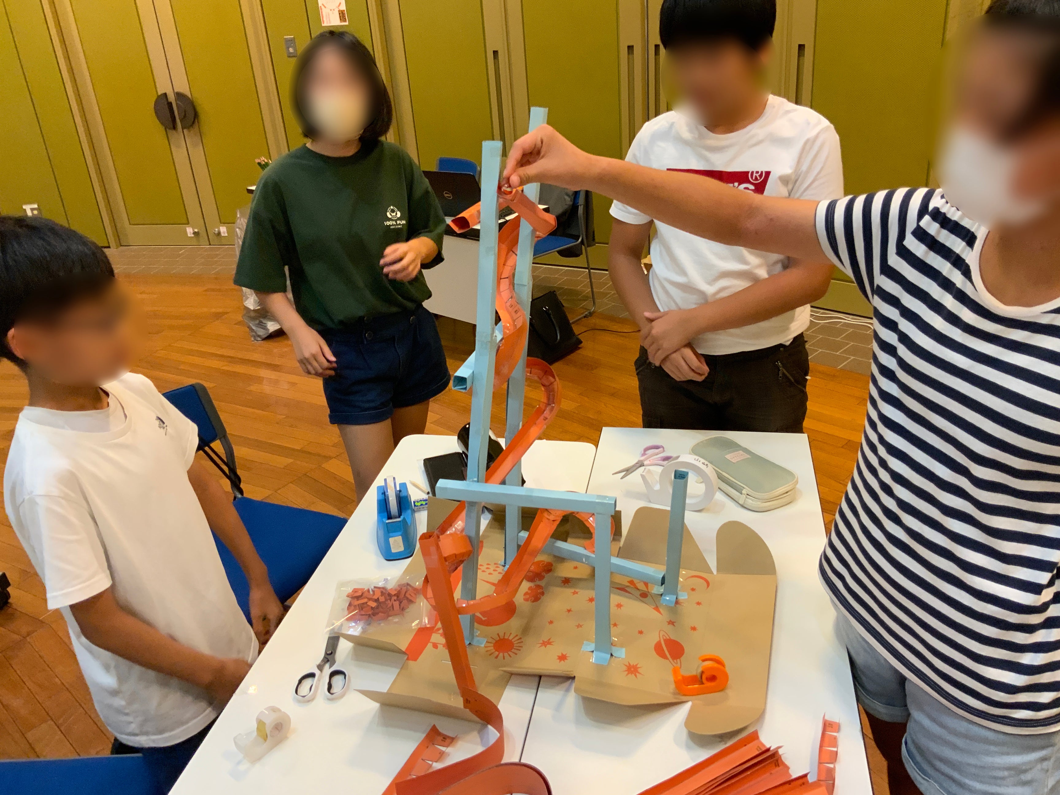 ▲ビー玉が転がるか試します