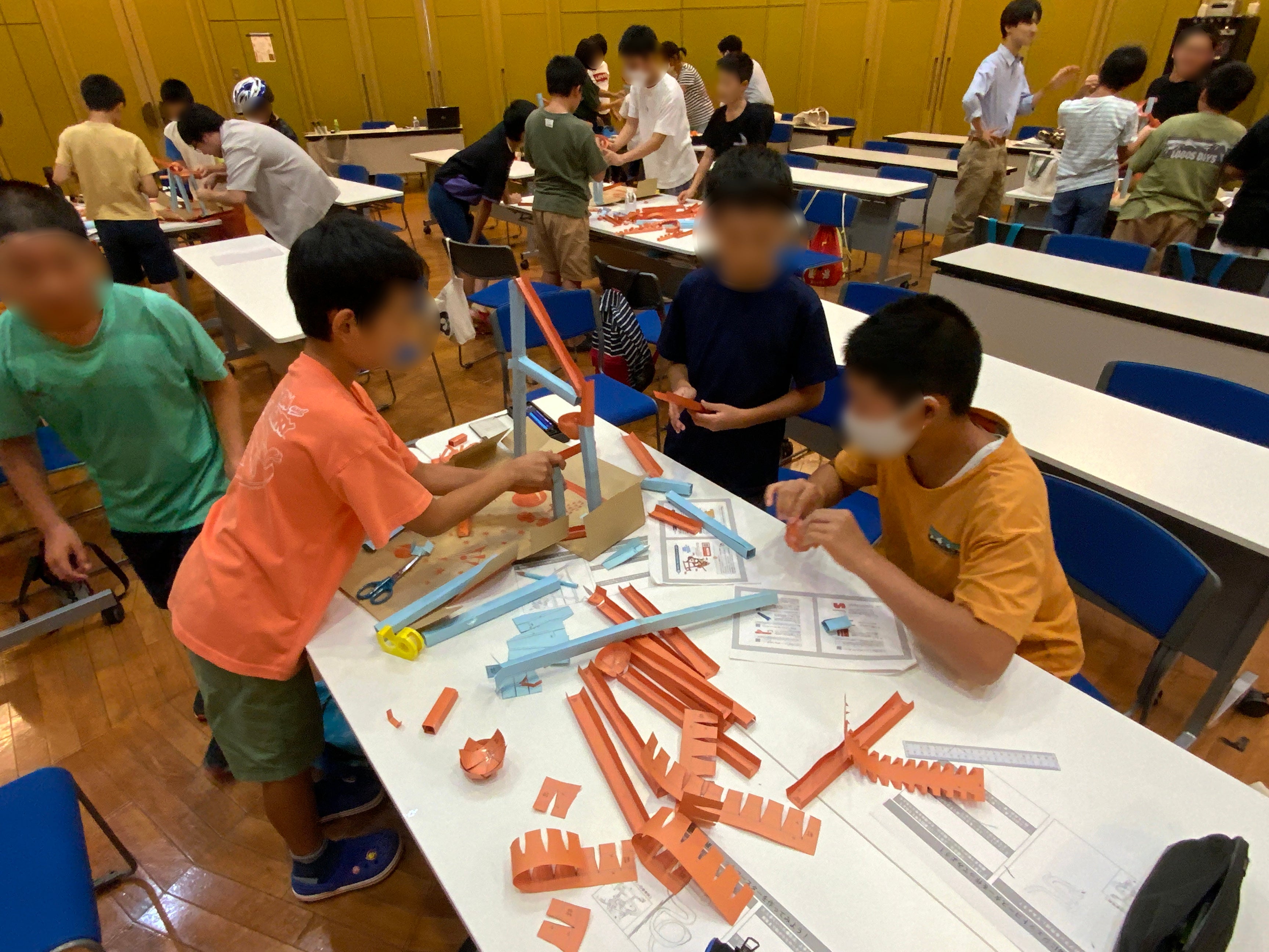 ▲切ったパーツを組み立てています。