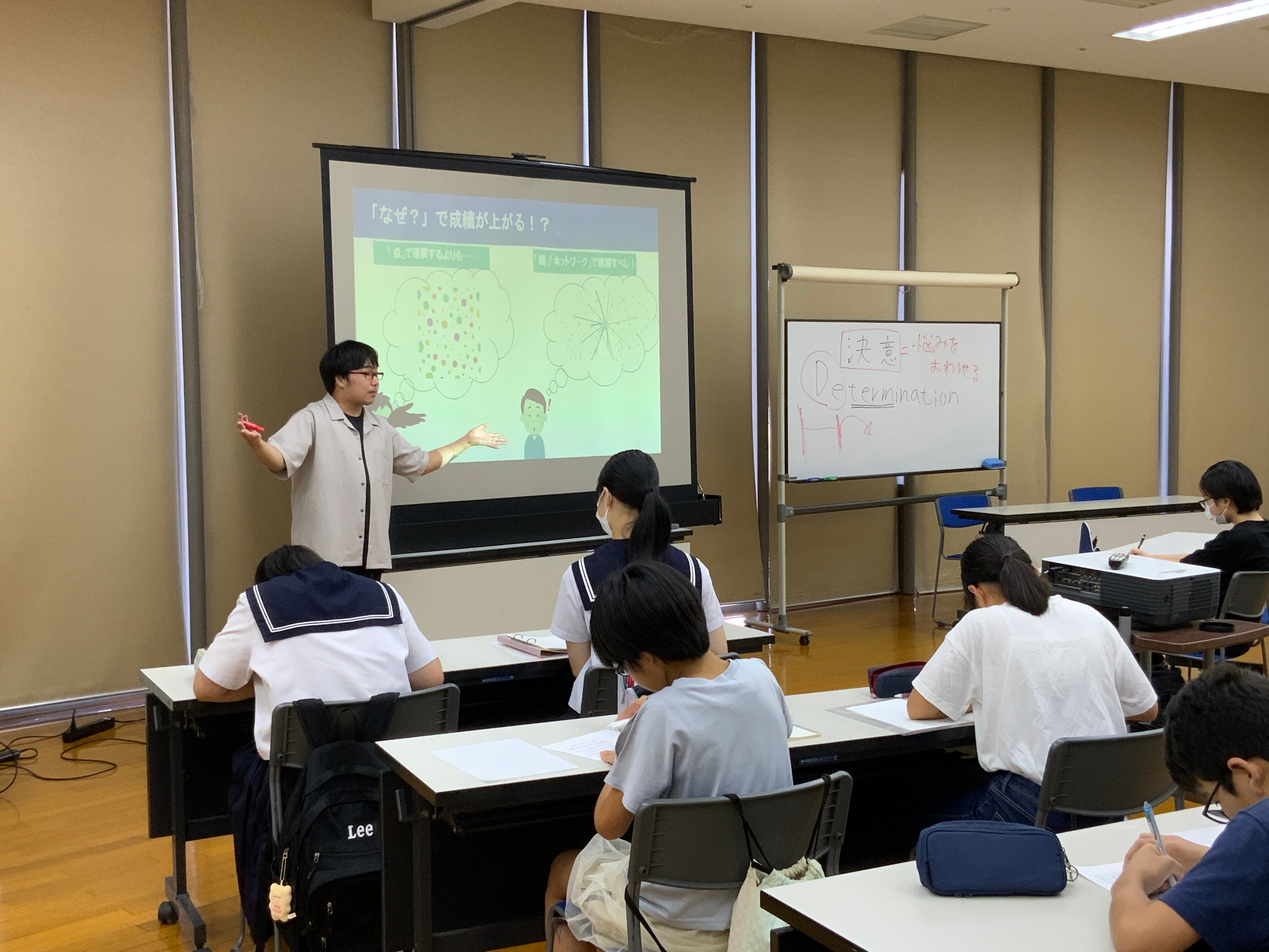 ▲中学生に勉強の考え方を伝える様子