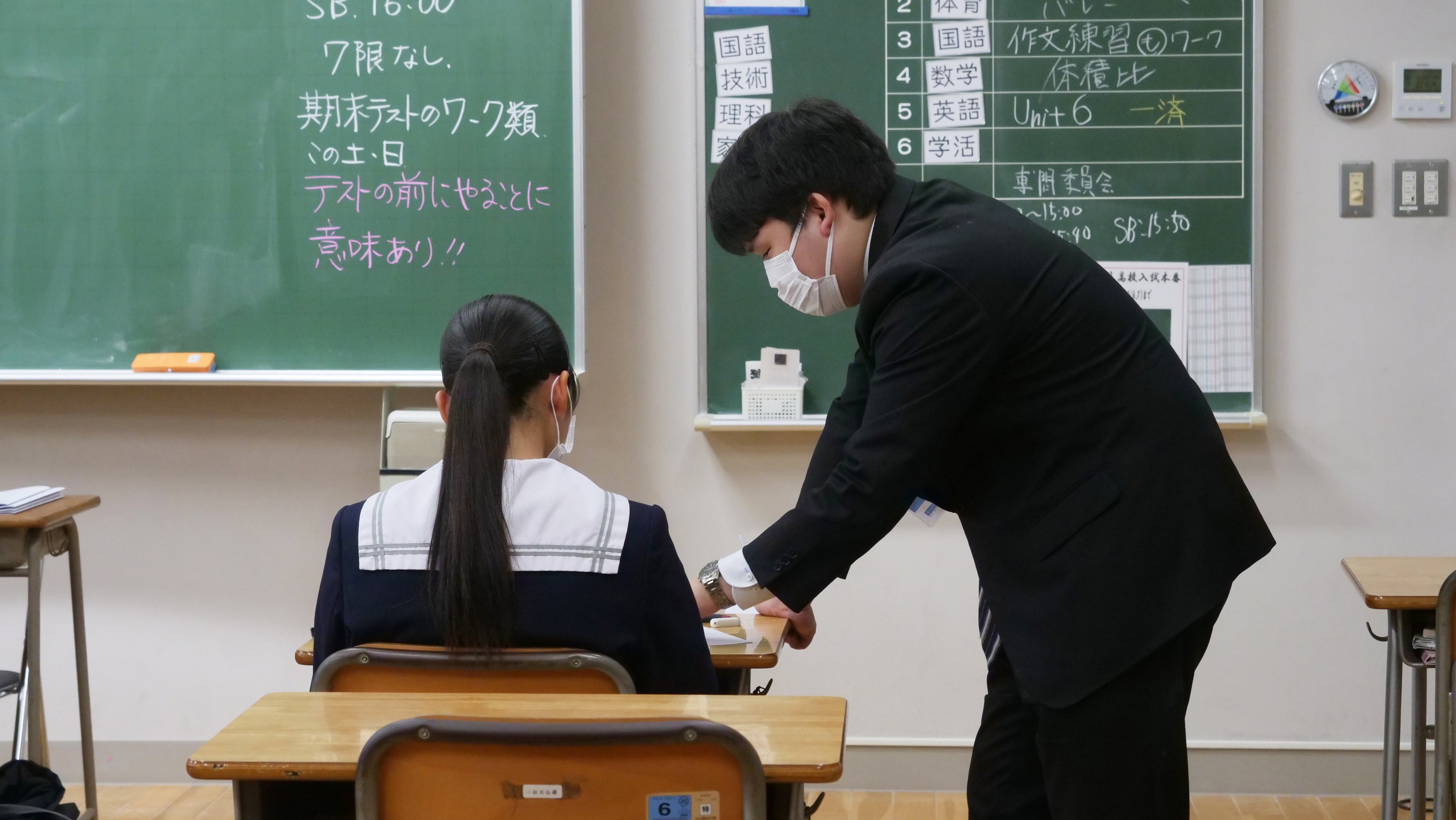 ▲社会の授業では、記述問題の添削指導を行いました