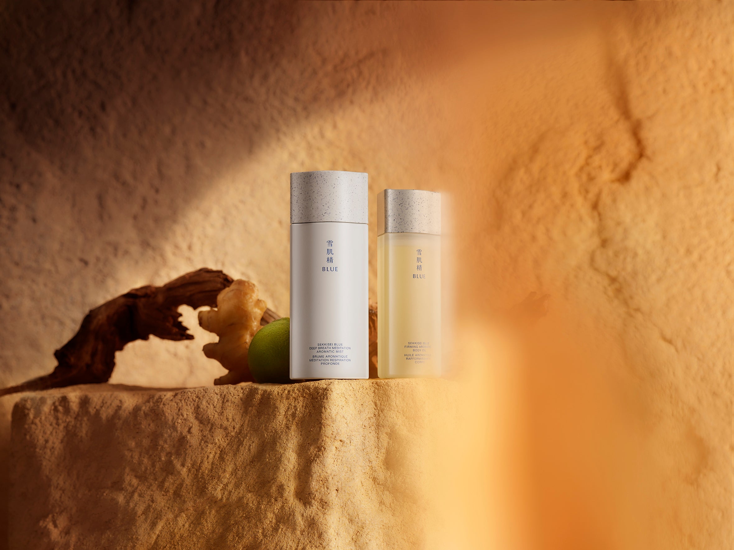 軽やかにまとい、くずさない。夏肌も雪のように澄みわたる