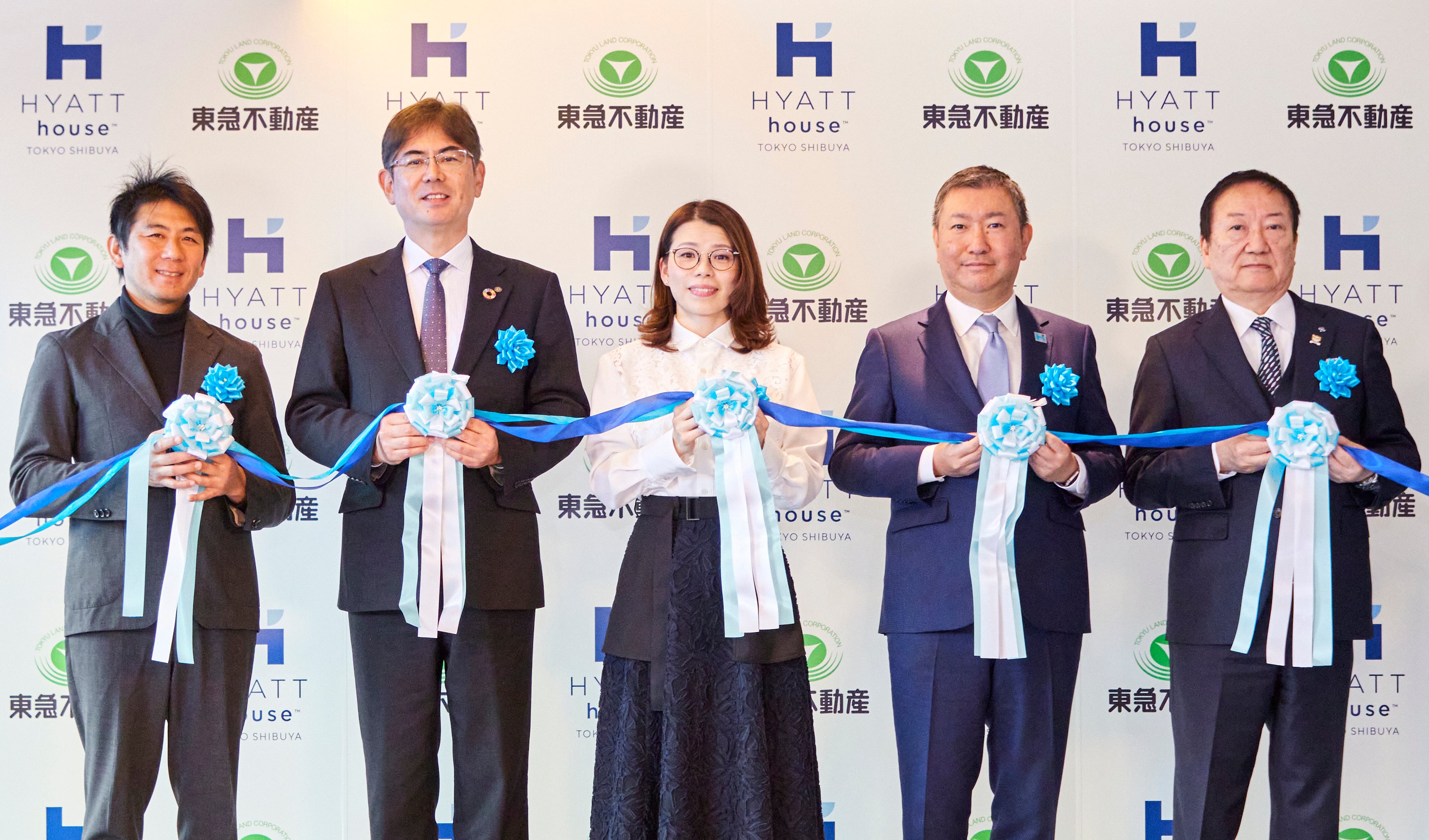 開業を記念したテープタイドの様子