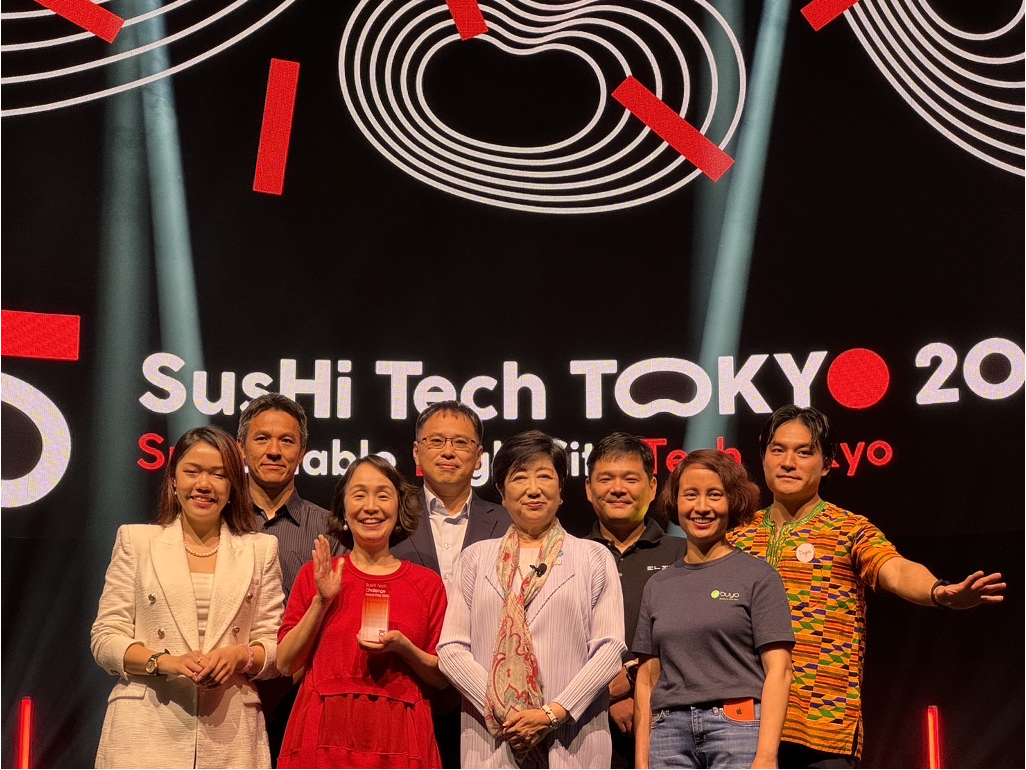 CancerFree BiotechのCEO、陳柏翰氏（左から4番目）、その他の選抜されたピッチコンテストのファイナリストと現職の東京都知事小池百合子氏との記念写真