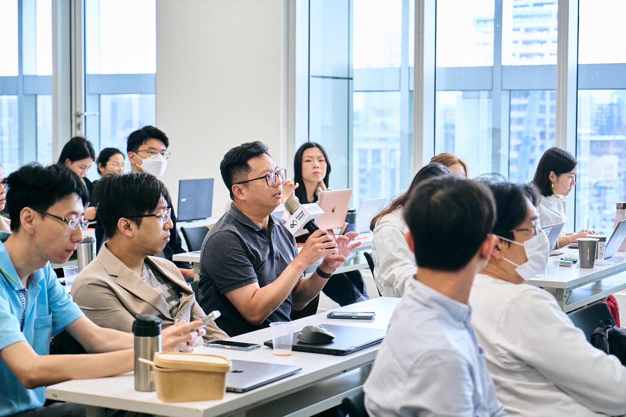 参加者が質問をする様子