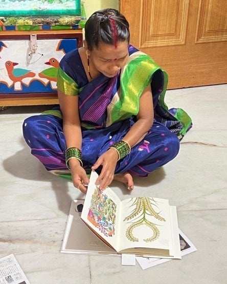 ゴンド・アート』刊行から1年、画家たちの最新作20数点をインド大使