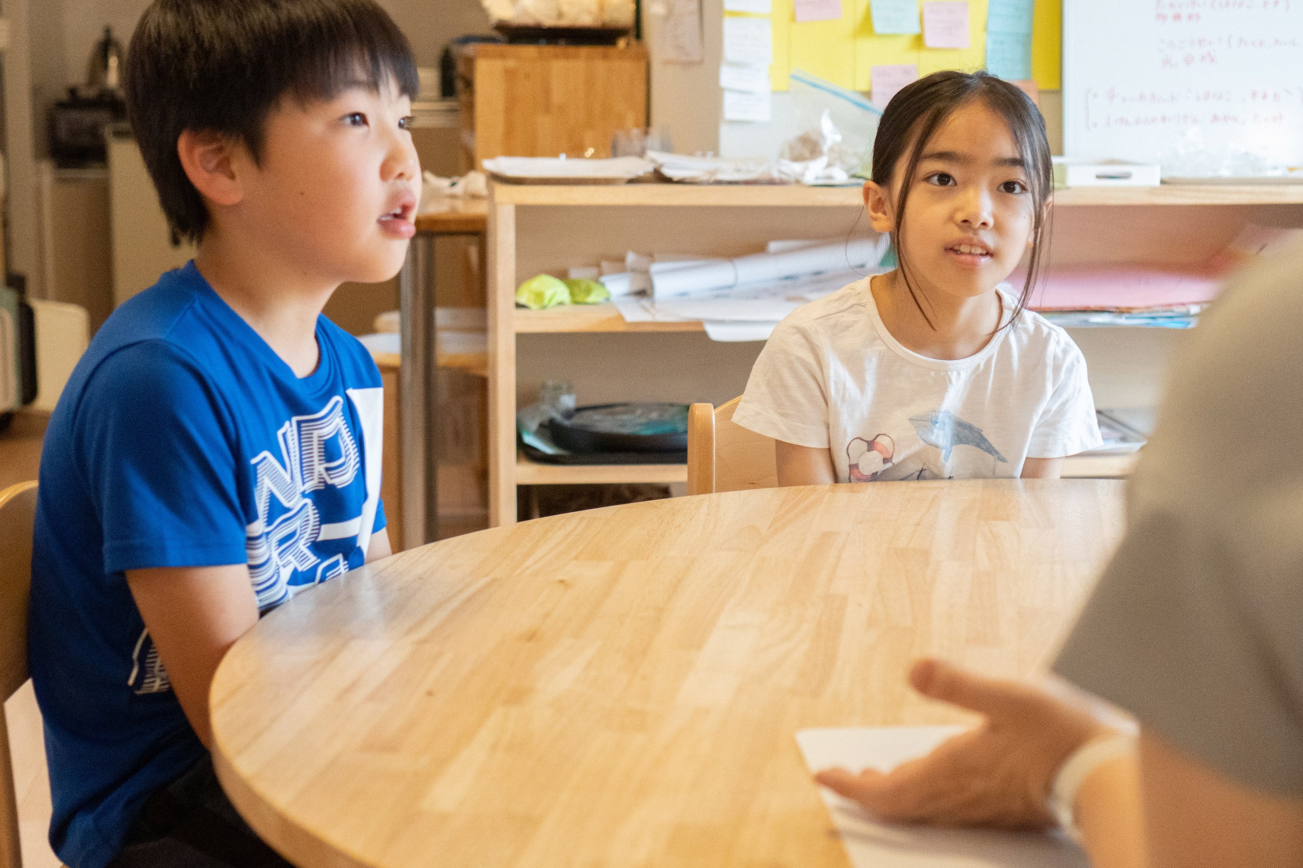 熱心に先生の話す物語を聞く子どもたち