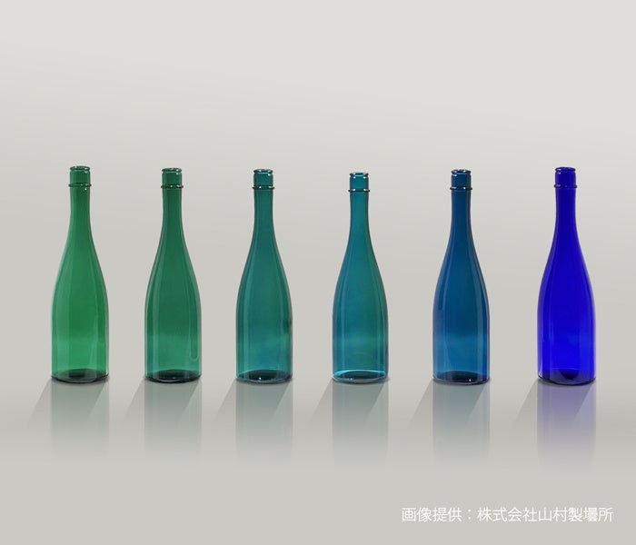 製造時、釜の中で緑（左）から青（右）に変化していく中間色（真ん中２つ）を「深海」の材料に採用。