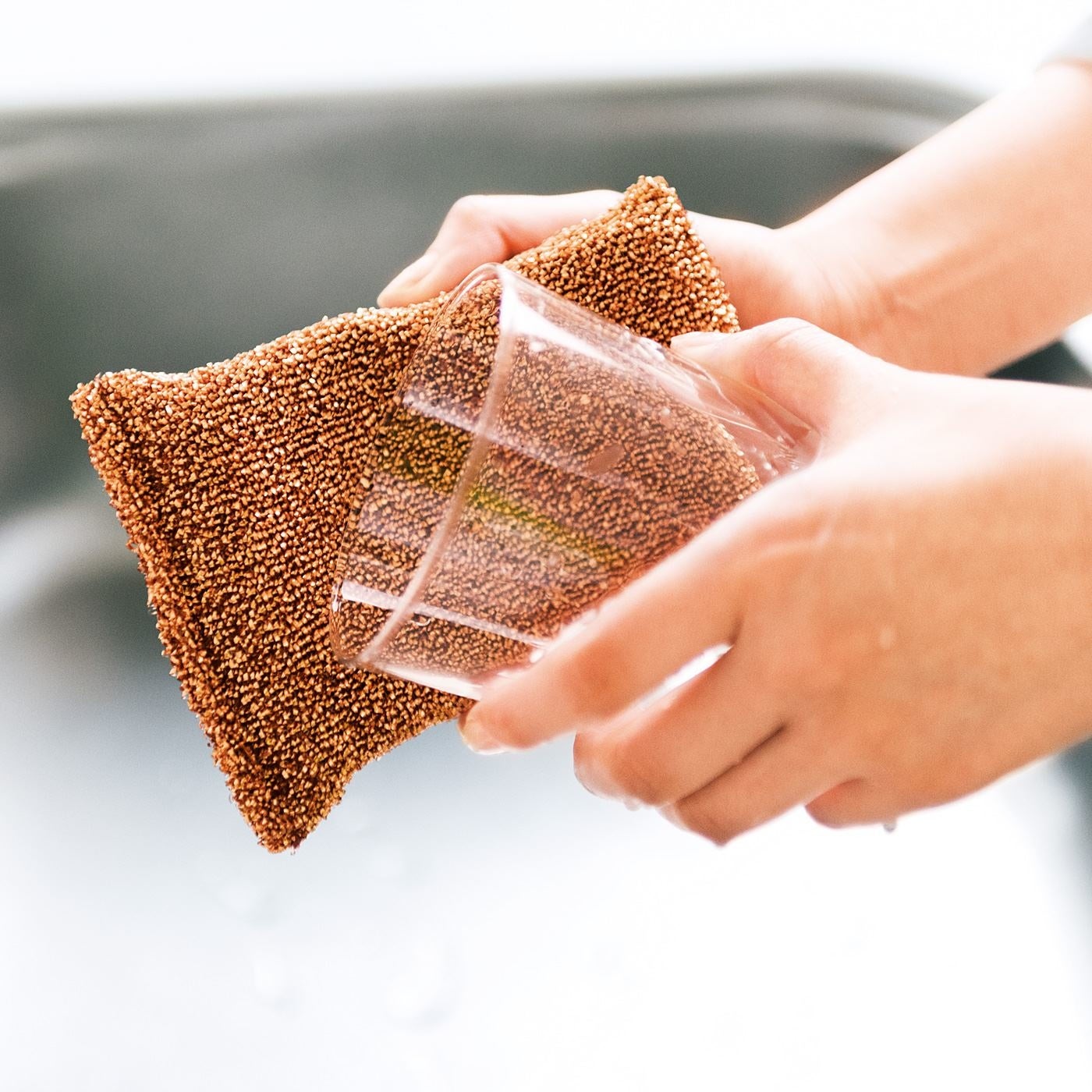 汚れはしっかり落とすのに傷は付きにくく、食器洗いに最適です