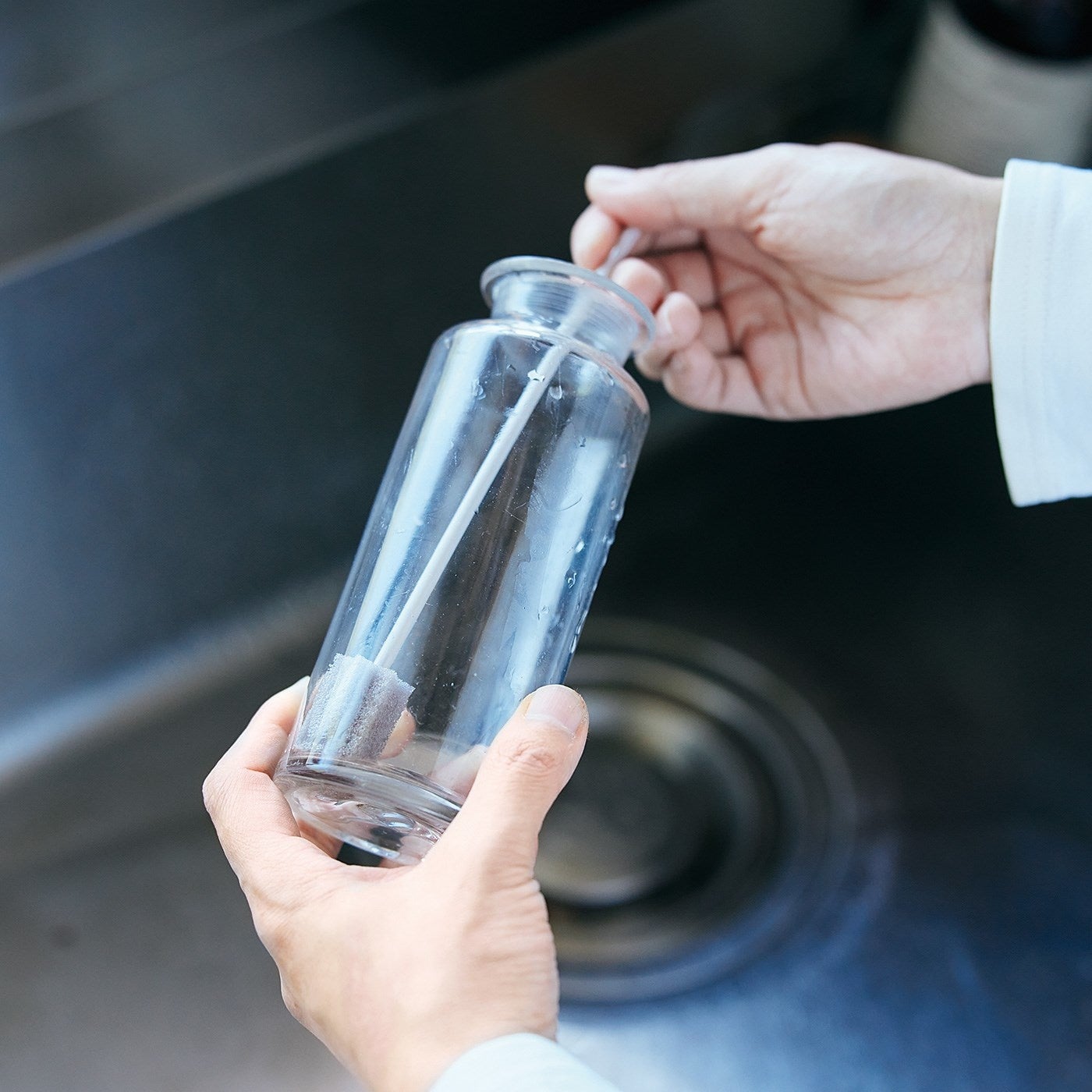 洗いにくい、口の小さなびんの奥底の汚れまで届きます