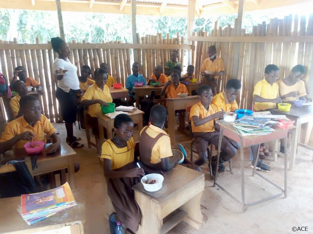 学校給食を楽しむ子どもたちに最近の状況について聞き取りを実施