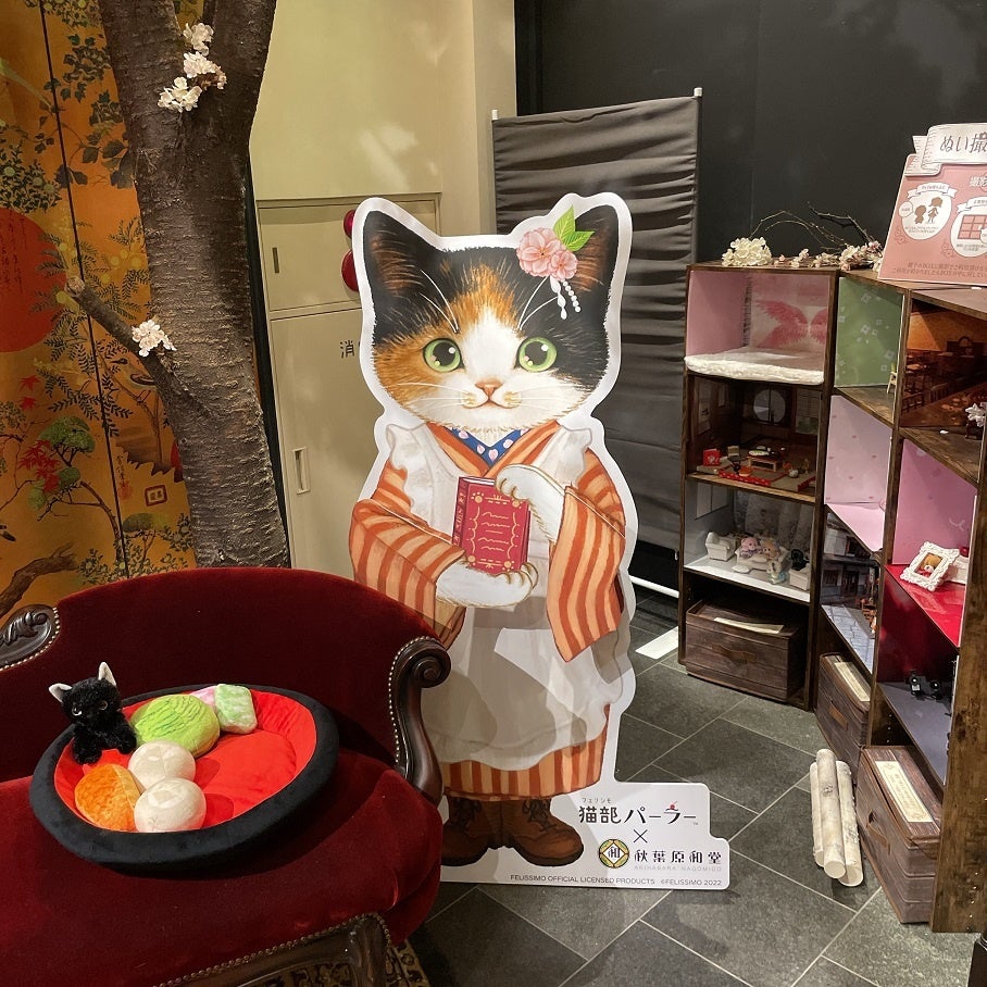 店舗風景：猫部グッズで人気のイラストレーター霜田有沙さん描きおろしの猫の給仕さん「よしのちゃん」と一緒に写真を撮影できます
