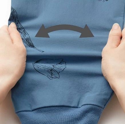 ドライなハリ感のある綿混の布はくは、ストレッチ性がありらくに着られます