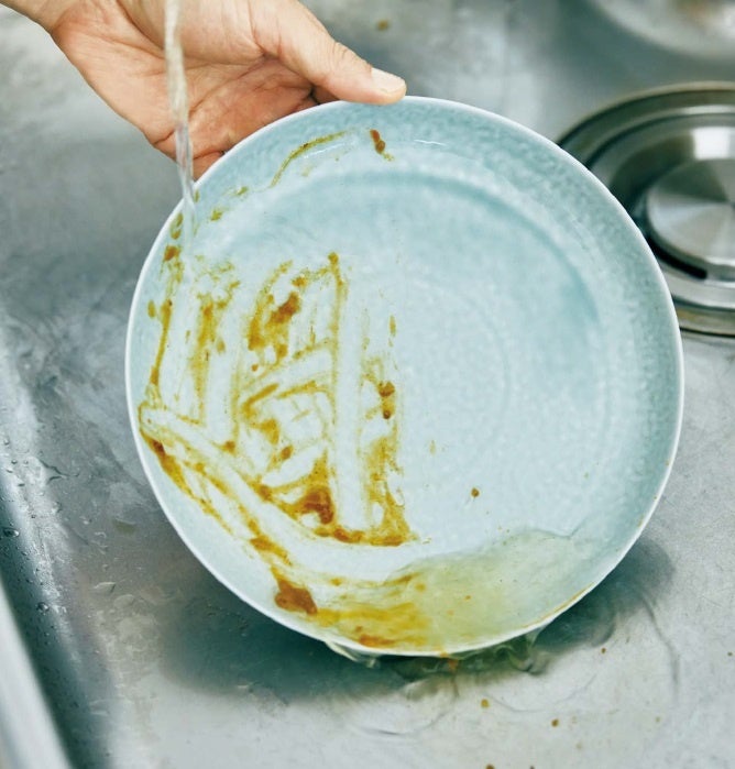 右側半分のみスプレーして、水を流したお皿