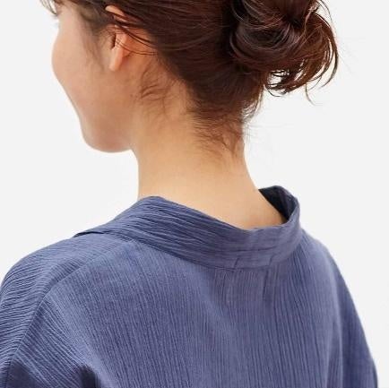 衿の後ろが自然に落ち、着るだけで「抜き衿」が完成