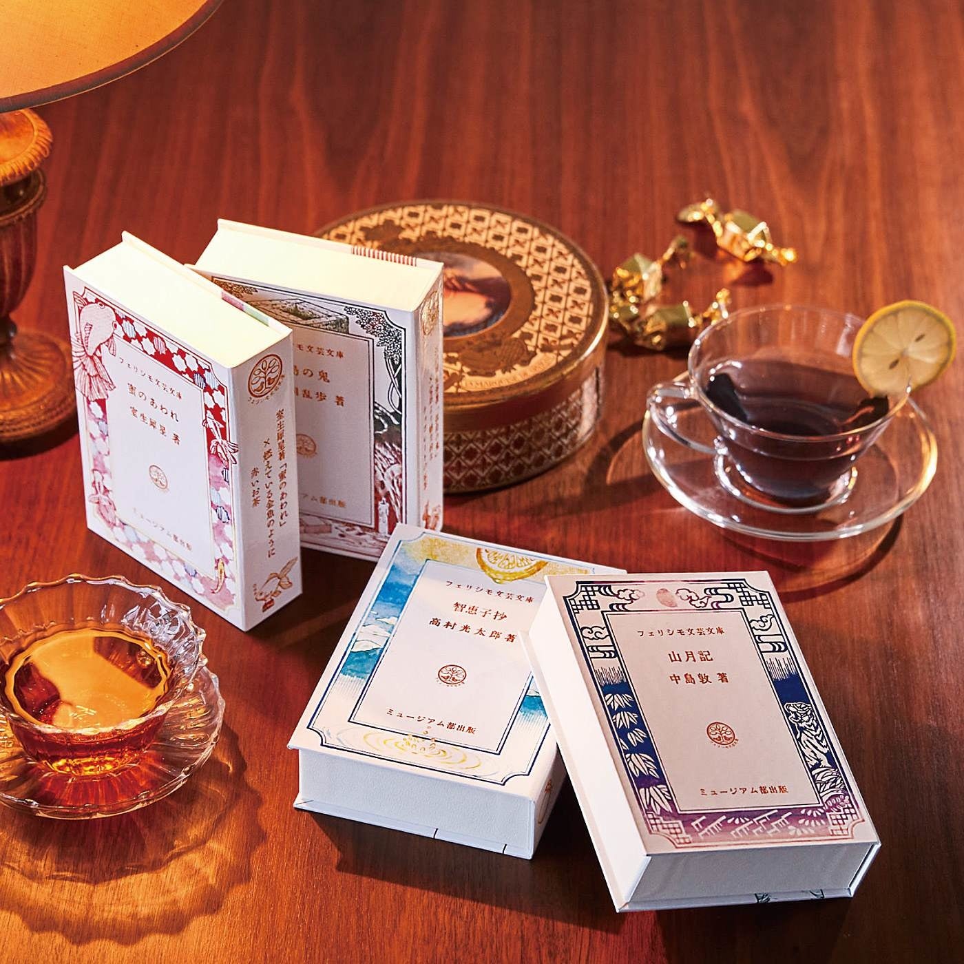 本物の文庫本と同サイズの本型パッケージ