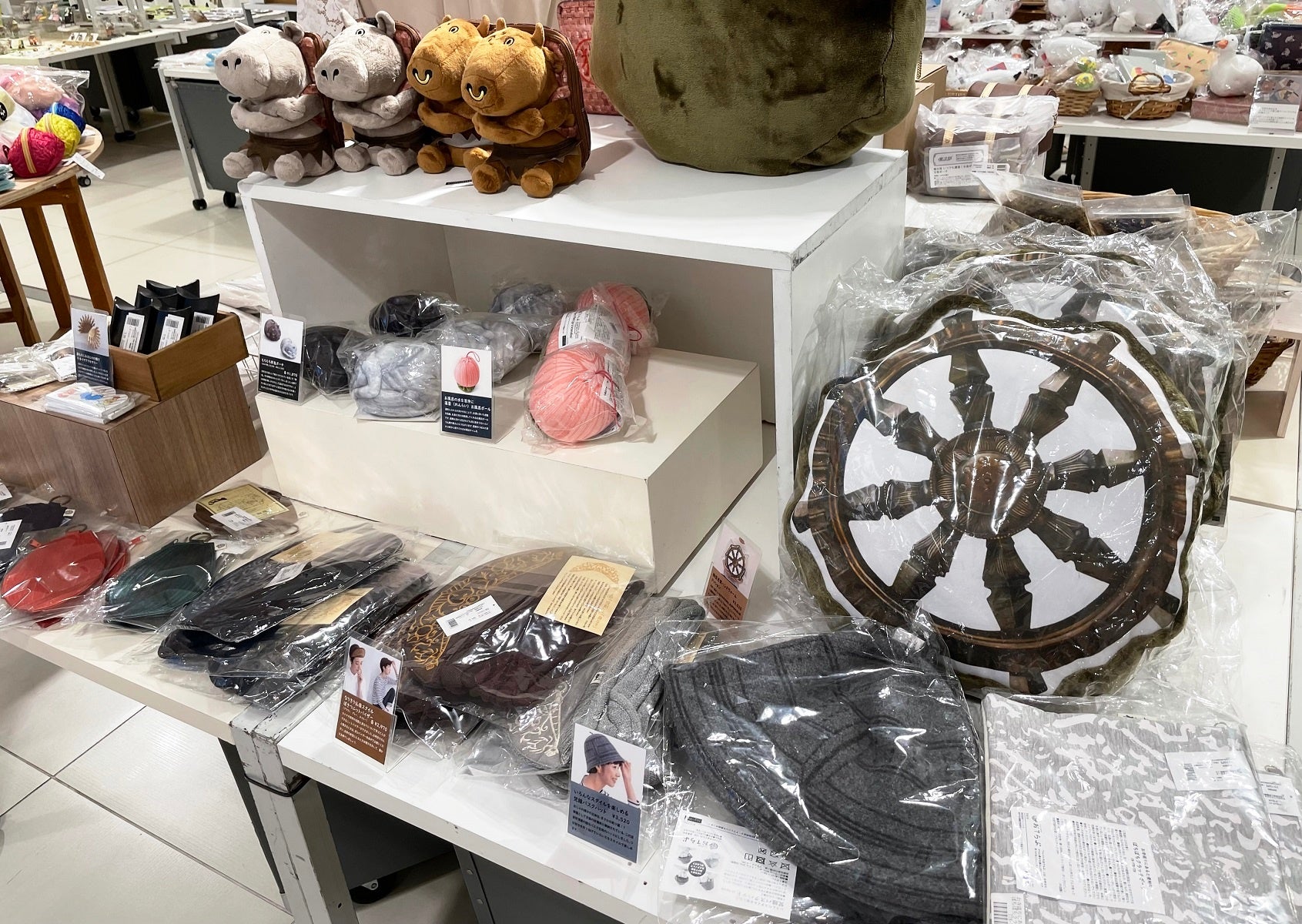 お寺文化ならではの教えや特徴的なデザインをモチーフにしたグッズを展開