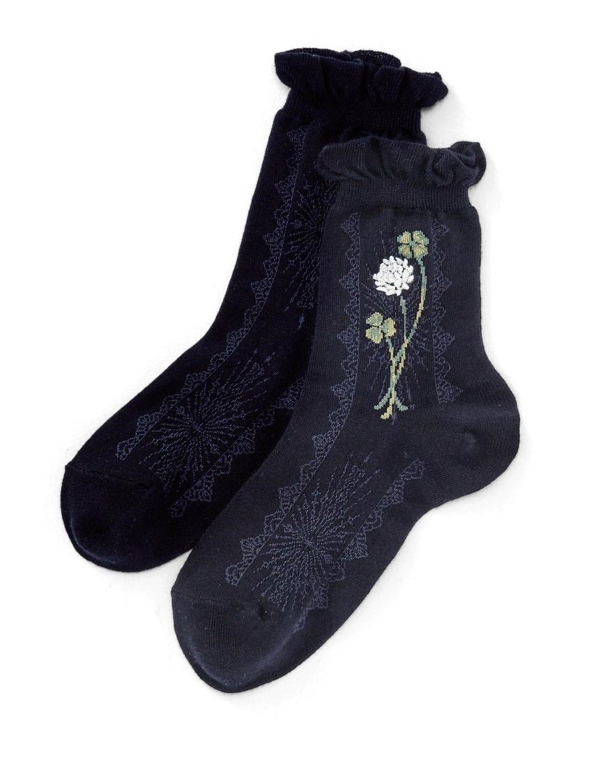 〈シロツメクサ〉花言葉に「幸運」「約束」を持つ花。自分との約束を大切にしたい日に。