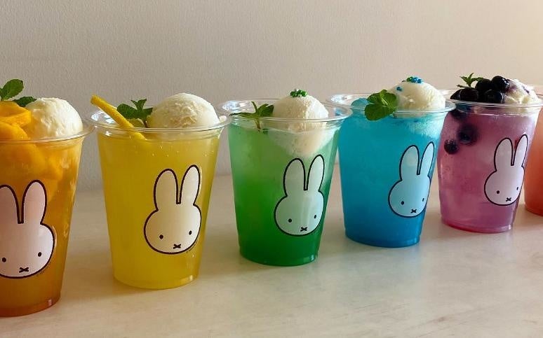 5月から11月まで販売中の、1か月ごとに2種の味が変わるカラフルフロートドリンク。8月はGreen & Blueを提供