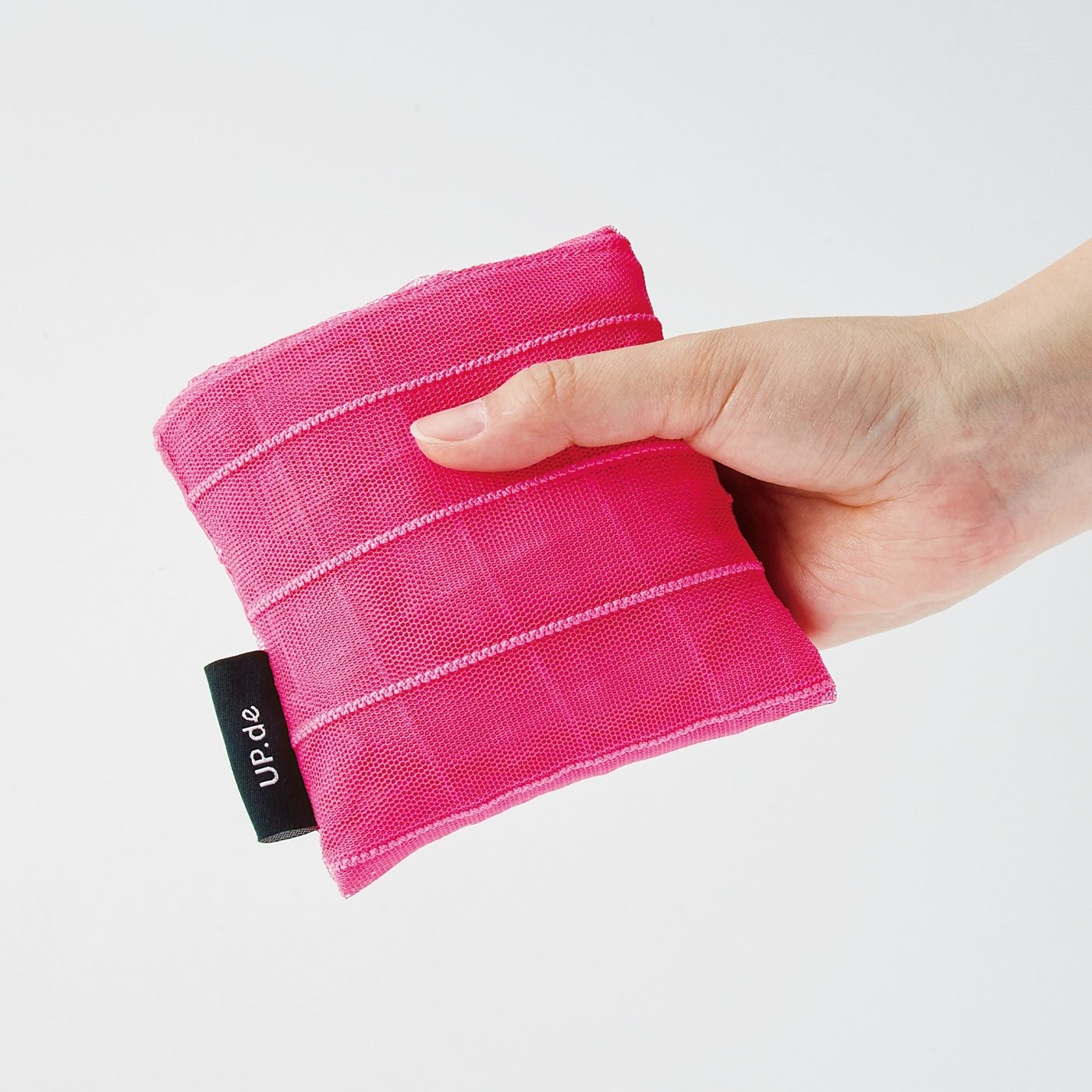 内ポケットに収納することで縦約12cm、横約13cmまでコンパクトにまとまります