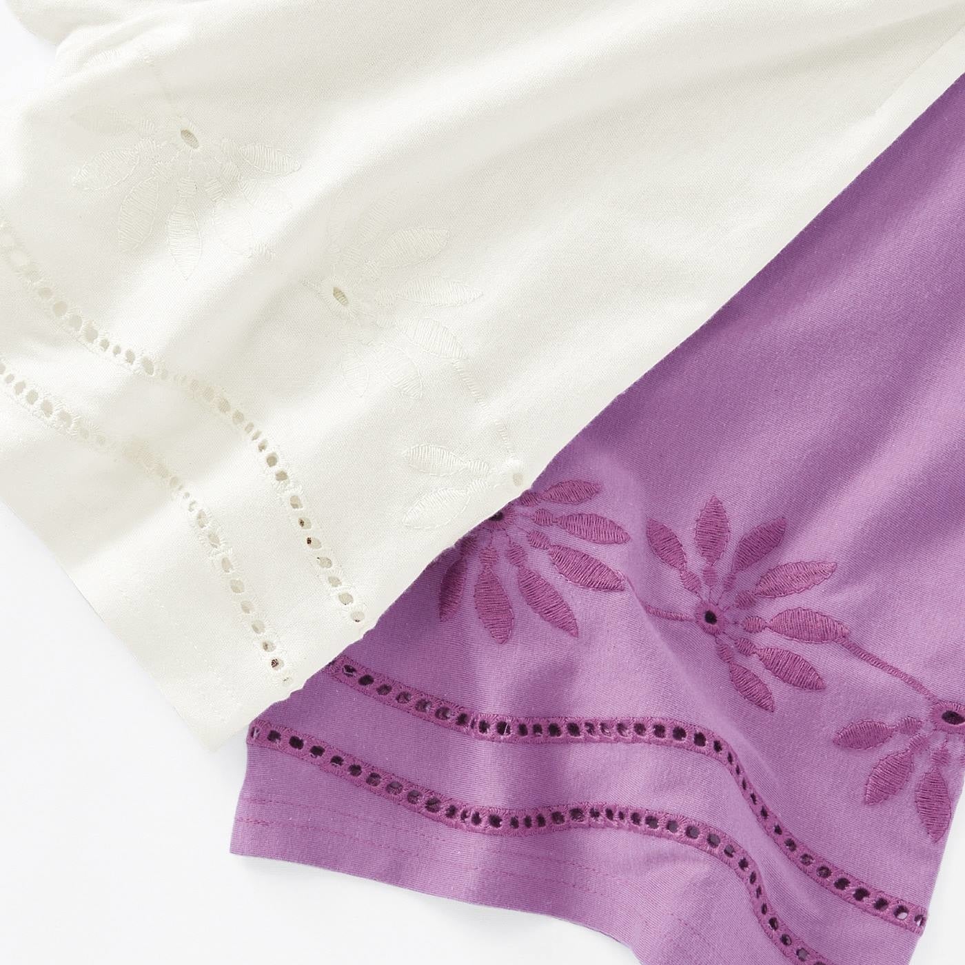 袖部分は大人っぽいカットワークレース刺しゅうをほどこしたベルスリーブ