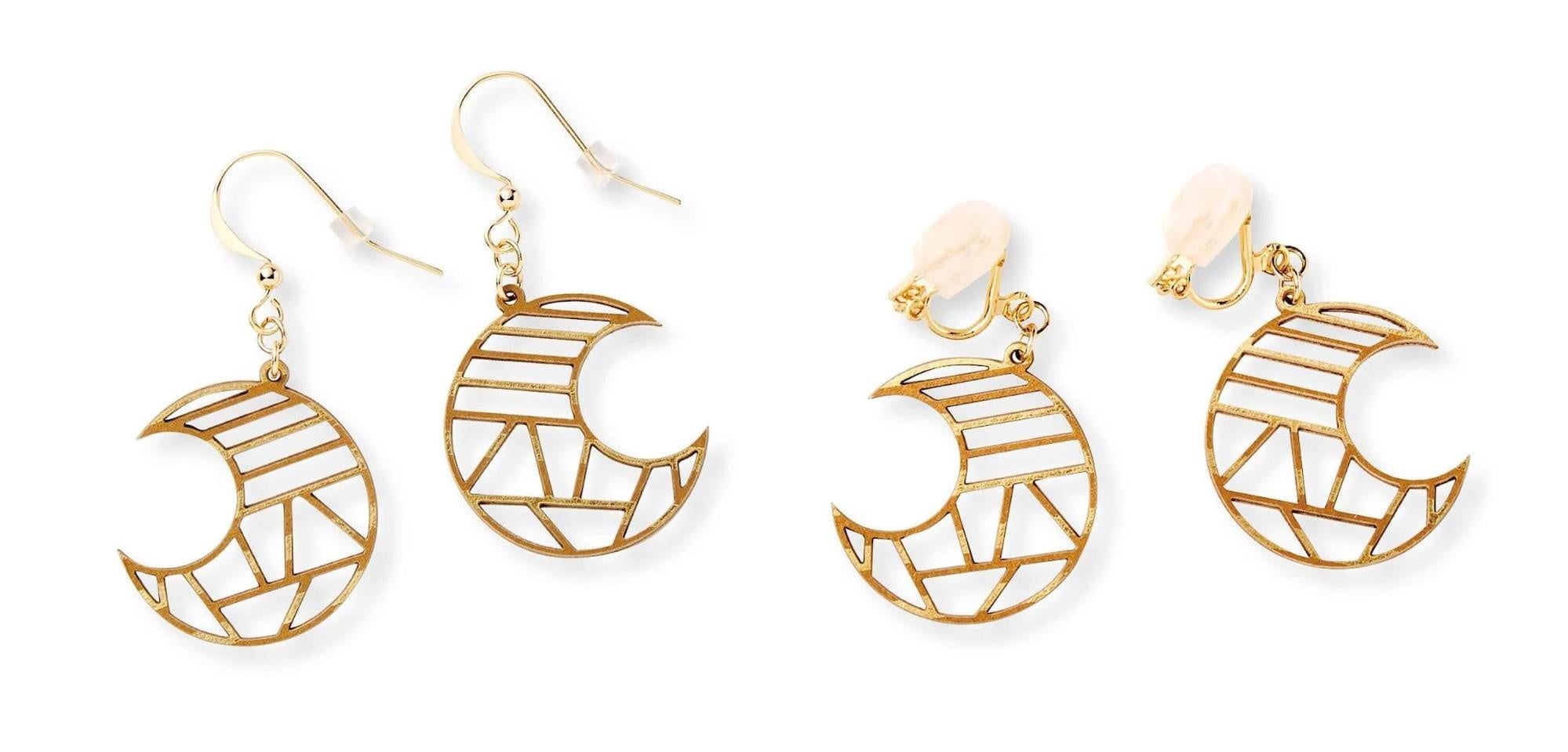 「月の満ち欠け」　左がピアス、右がイヤリングタイプ。