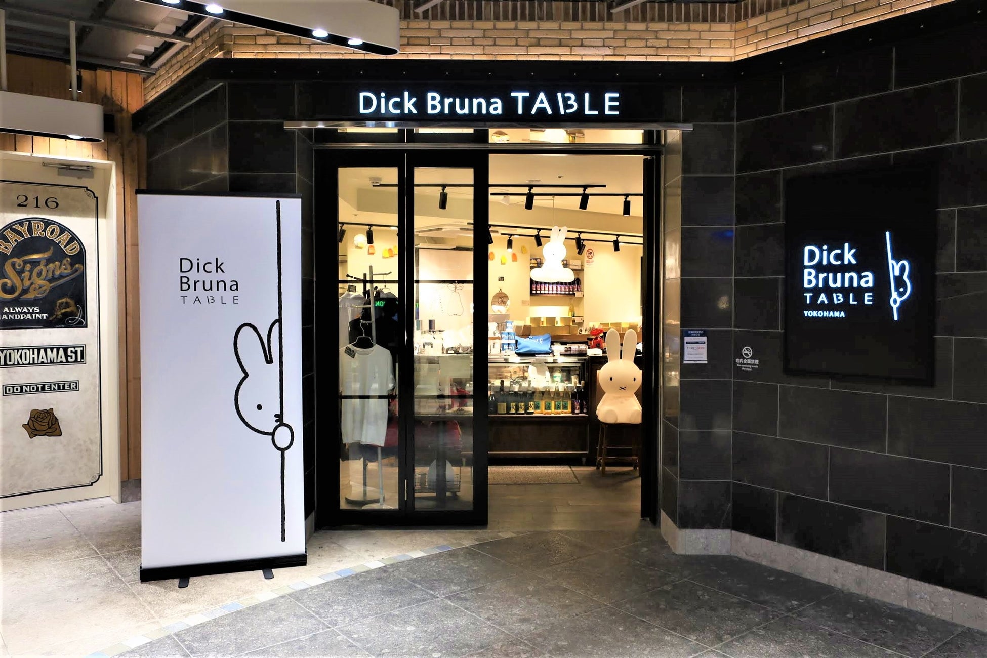 横浜店のエントランス横には全長2メートルのロゴフォトスポットが登場